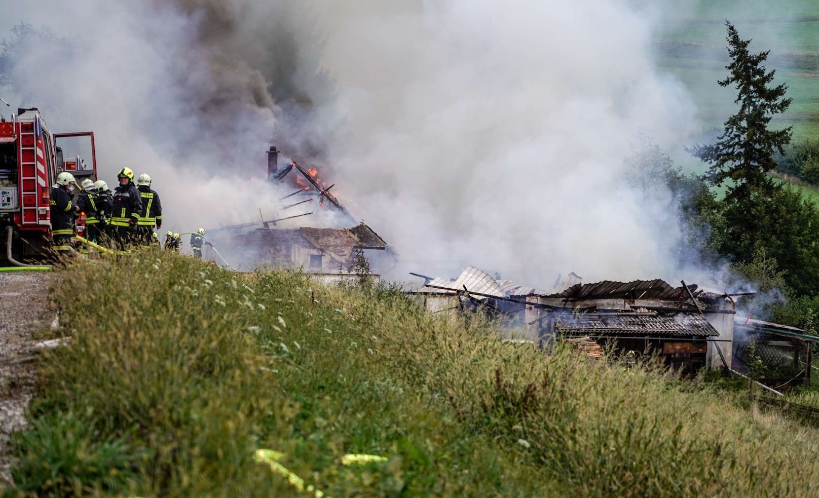 Über ein Dutzend Feuerwehren kämpfen gegen einen Brand in Kreisbach.