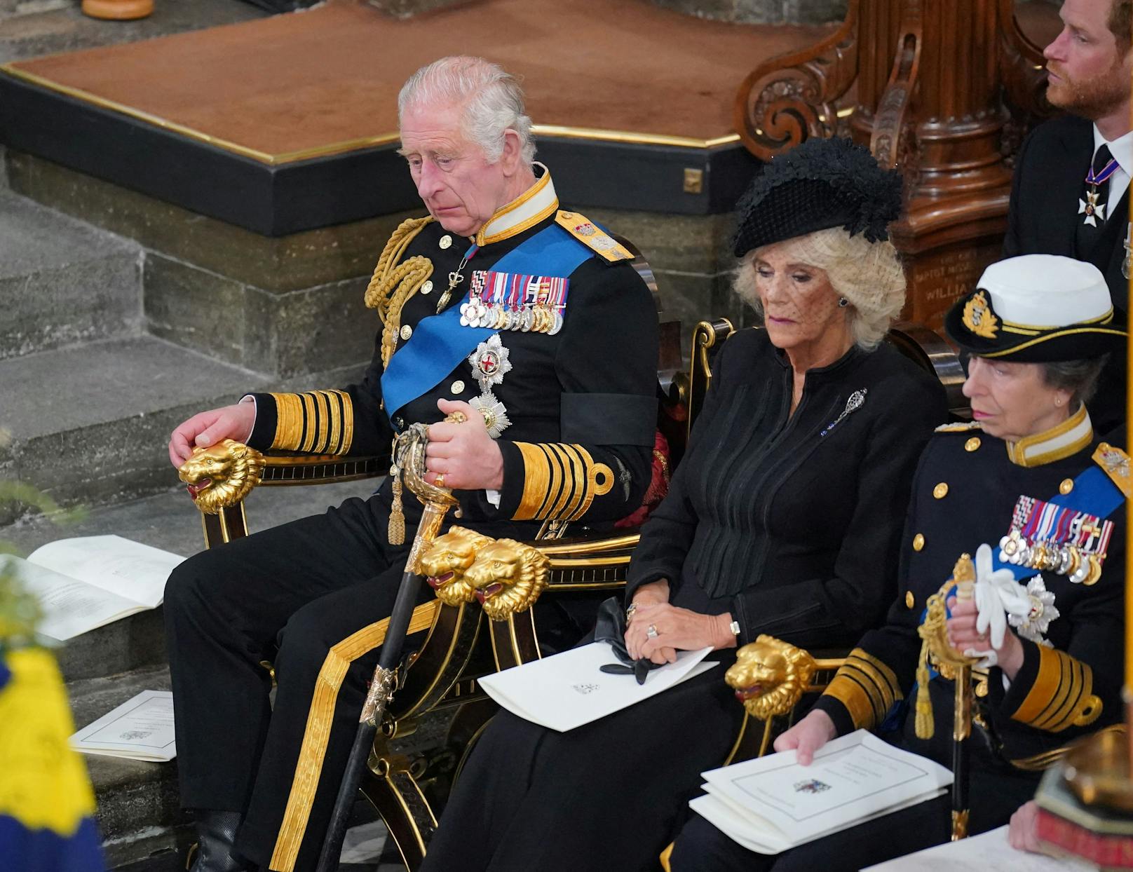 König Charles wirkt sehr traurig bei dem Gottesdienst in der Westminster Abbey