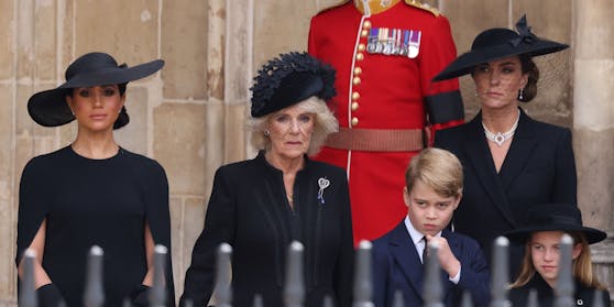 Meghan, Camilla und Kate bei dem Staatsbegräbnis der Queen.