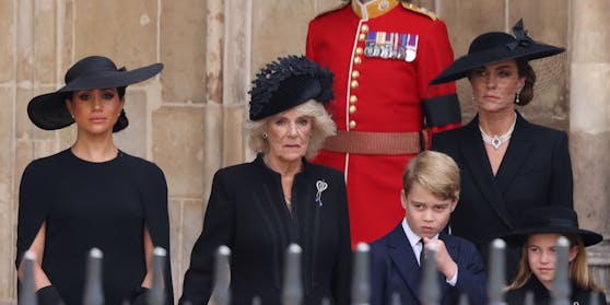 Herzogin Meghan mit Queen Consort Camilla, Prinzessin Catherine und den Kindern Prinz George und Prinzessin Charlotte vor der Westminster Abbey.