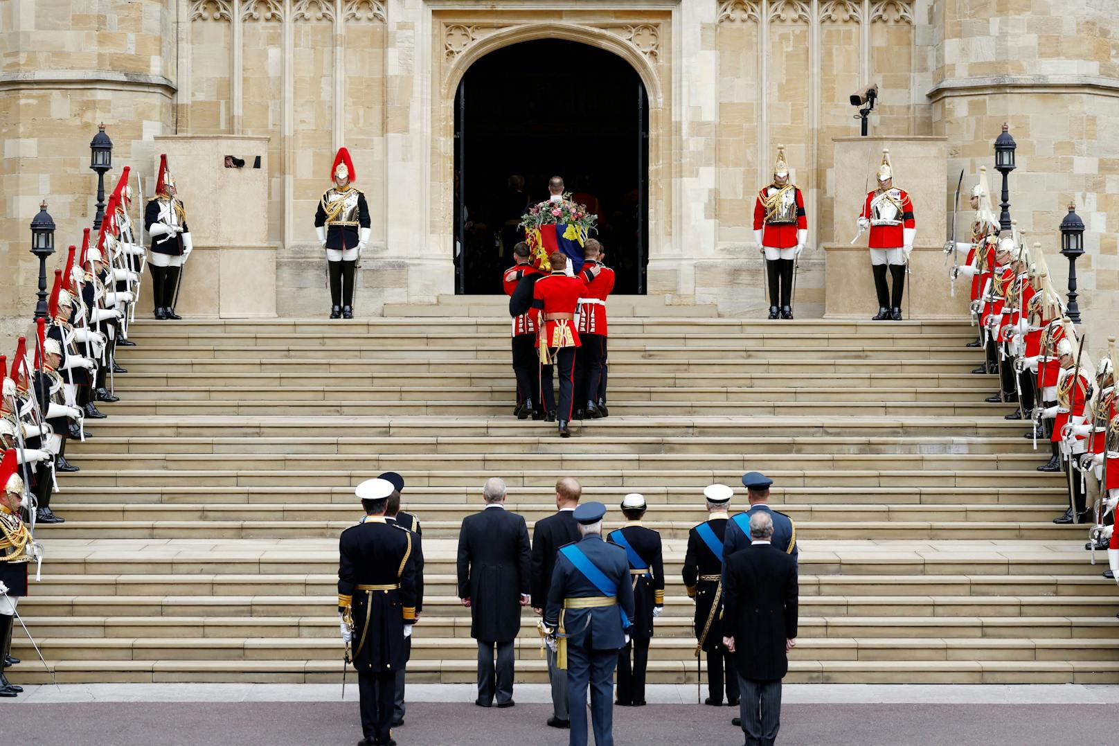 Sargträger tragen den Sarg von Königin Elizabeth II. mit der Imperial State Crown, die oben ruht, in die St. George's Chapel am 19. September 2022 in Windsor.