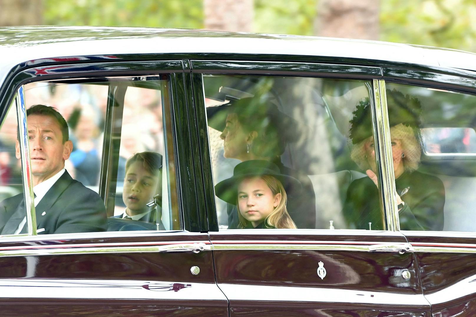 Die beiden Kinder durften mit ihrer Mama Kate und Königin Camilla zum Gottesdienst fahren.