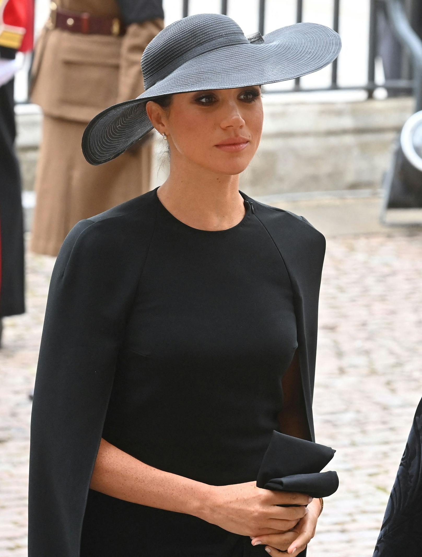 Herzogin Meghan trägt dezente Perlenohringe.