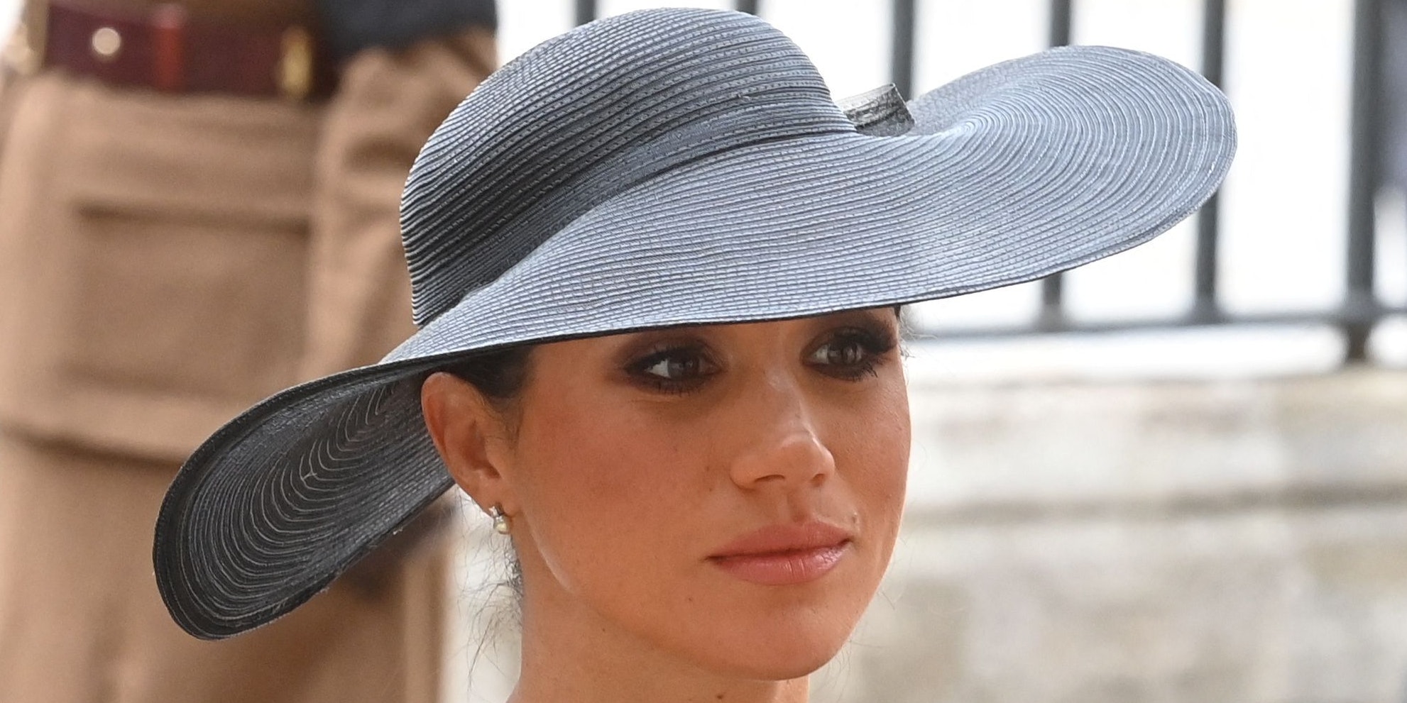 Herzogin Meghan trägt dezente Perlenohringe.