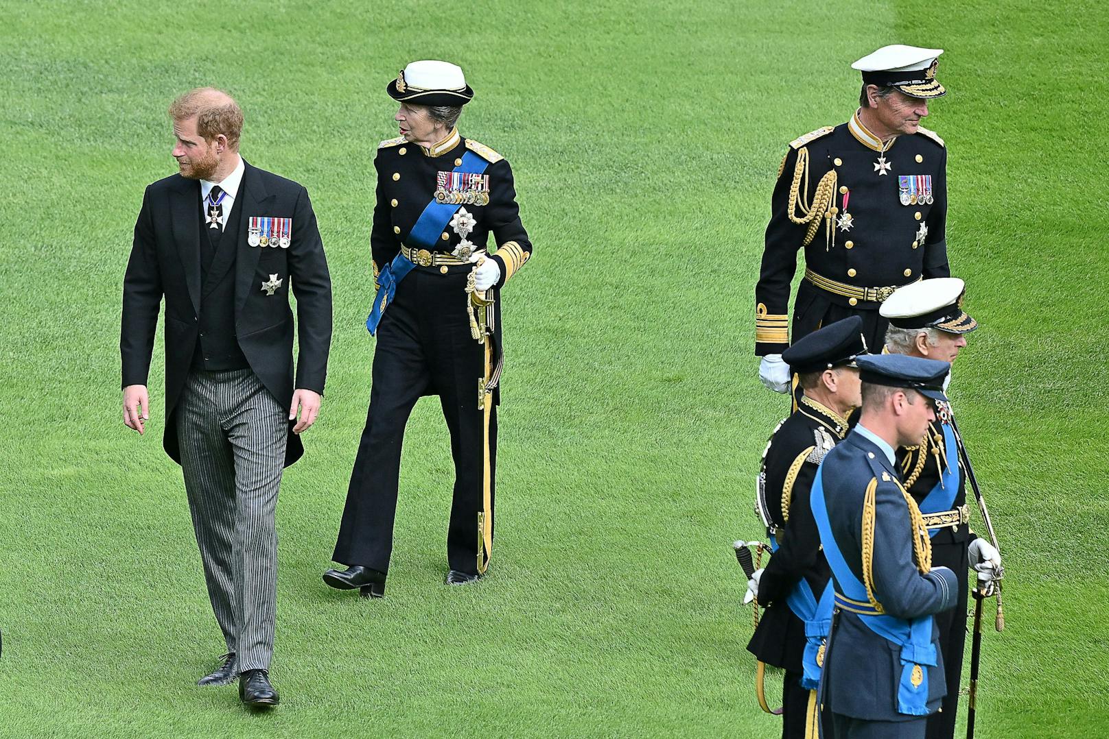 Der britische Prinz Harry, Herzog von Sussex, die britische Prinzessin Anne, Prinzessin Royal, Vizeadmiral Timothy Laurence, der britische König Karl III., der britische Prinz Edward, der Earl of Wessex und der britische Prinz William, Prinz von Wales.