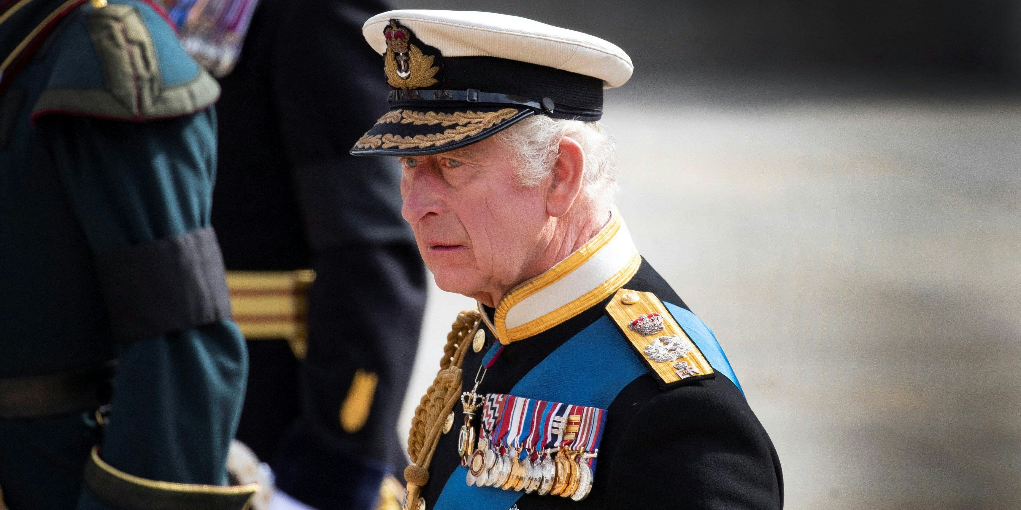 Beim Trauerzug sind die Augen des Monarchen rot.