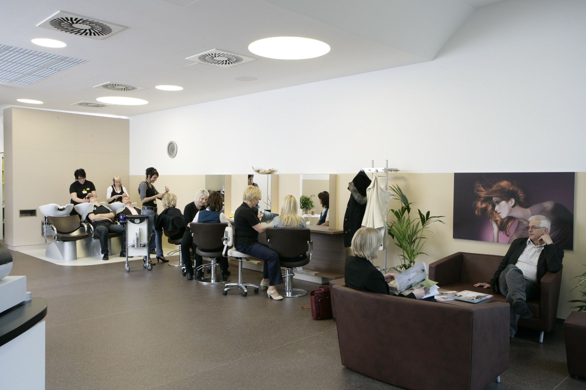 Auch Lehrlinge werden neben ausgelernten Stylisten bei der Auszahlung der Prämie von 