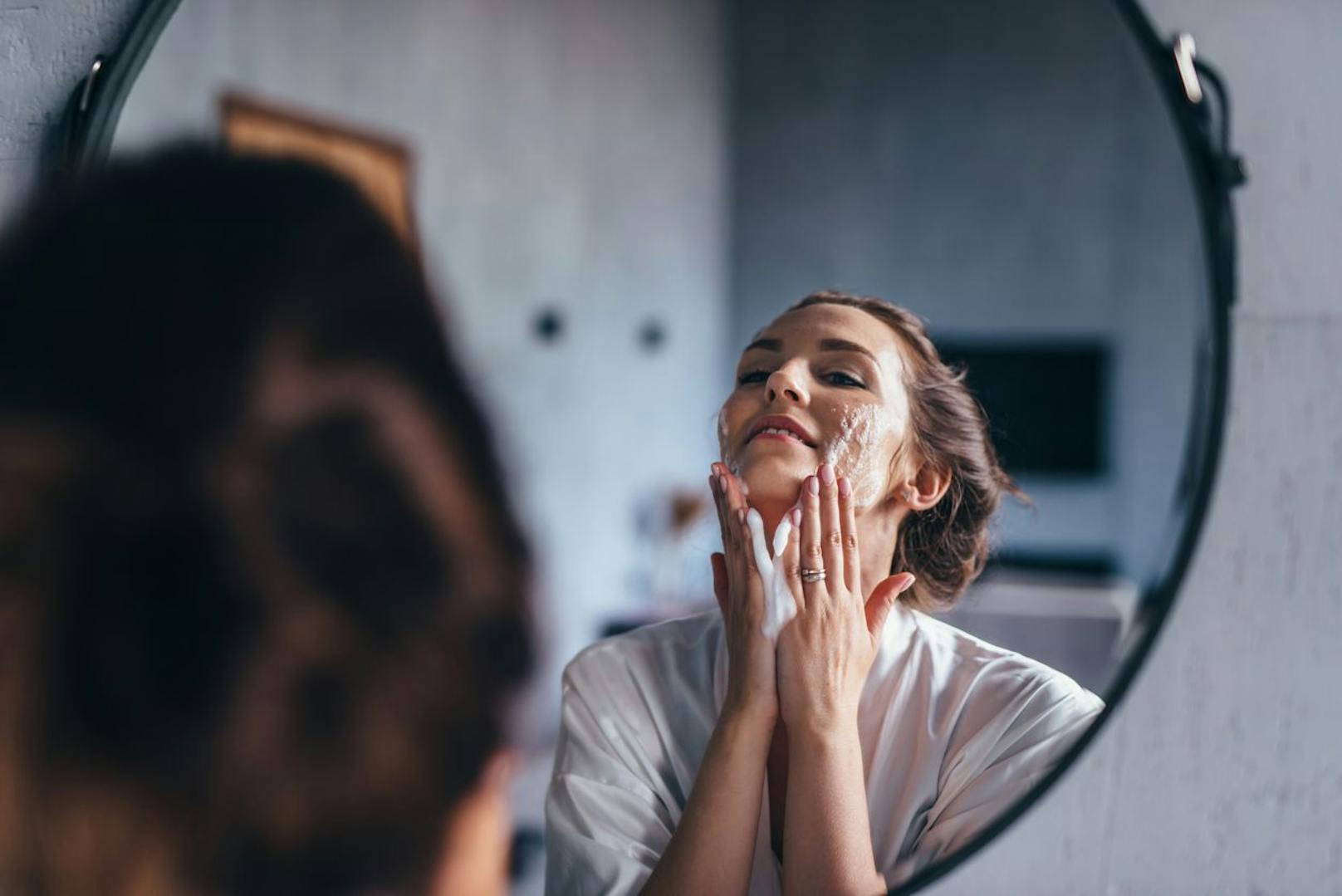 Bevor du beschließt dein Gesicht zu schminken sollte ein Peeling am Tagesplan stehen. Danach kannst du das Make-Up deiner Wahl verwenden, solange es besonders viel Feuchtigkeit enthält.