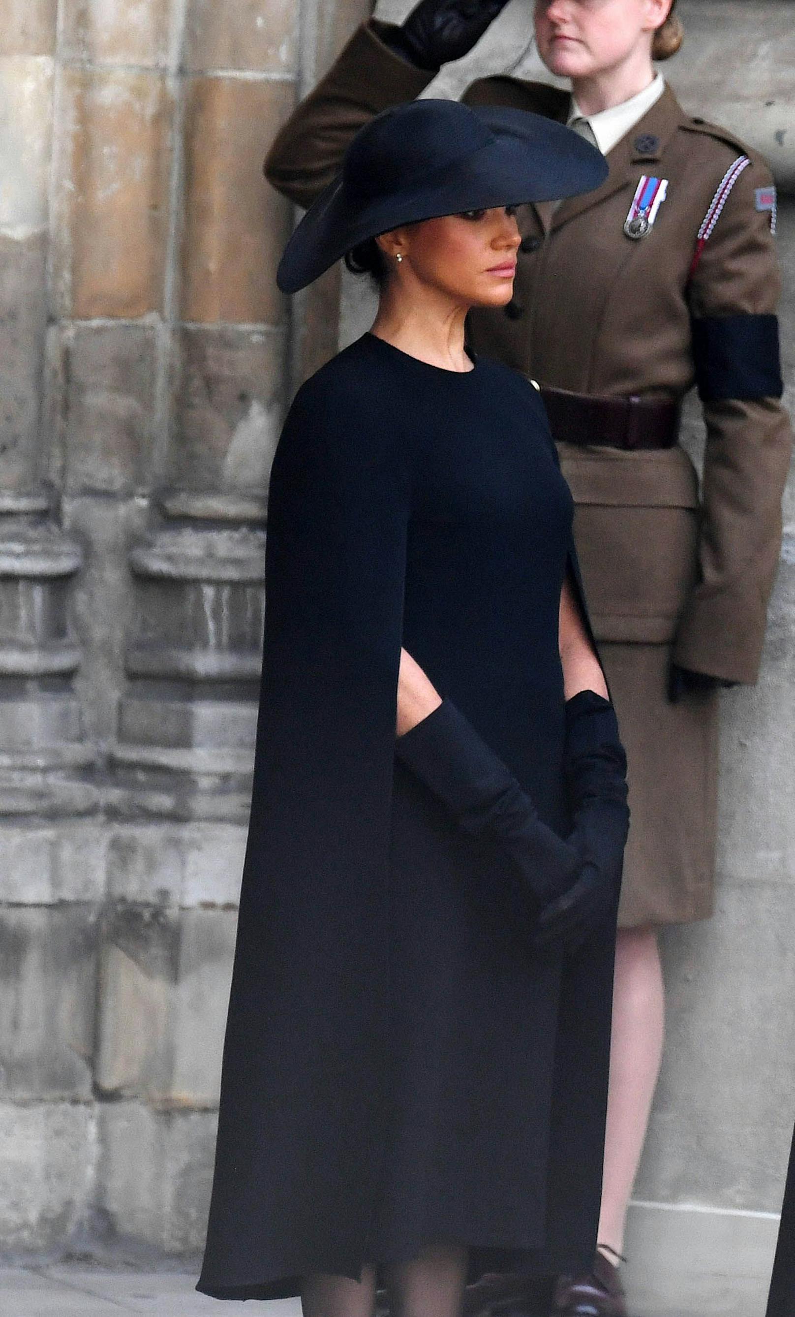Herzogin Meghan nahm in einem schwarzen Kleid aus dem Hause Stella McCartney Abschied von Queen Elizabeth II.