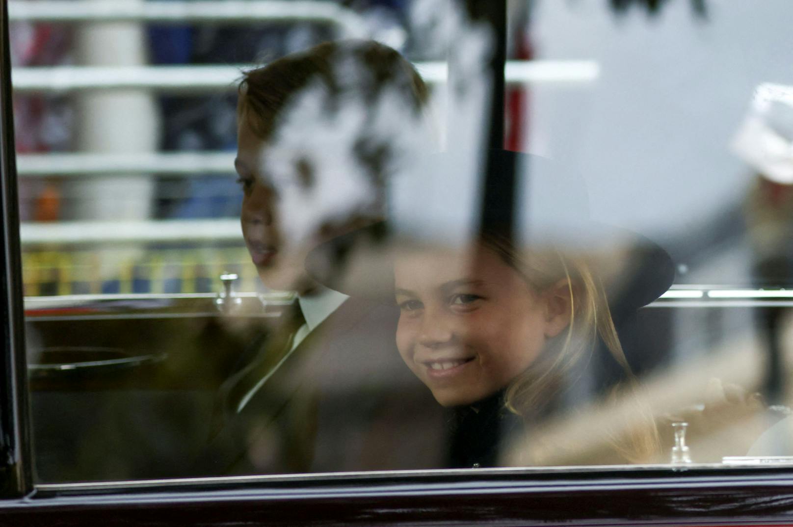 Prinzessin Charlotte findet an diesem traurigen Tag ein Lächeln für die Fans der Royals.