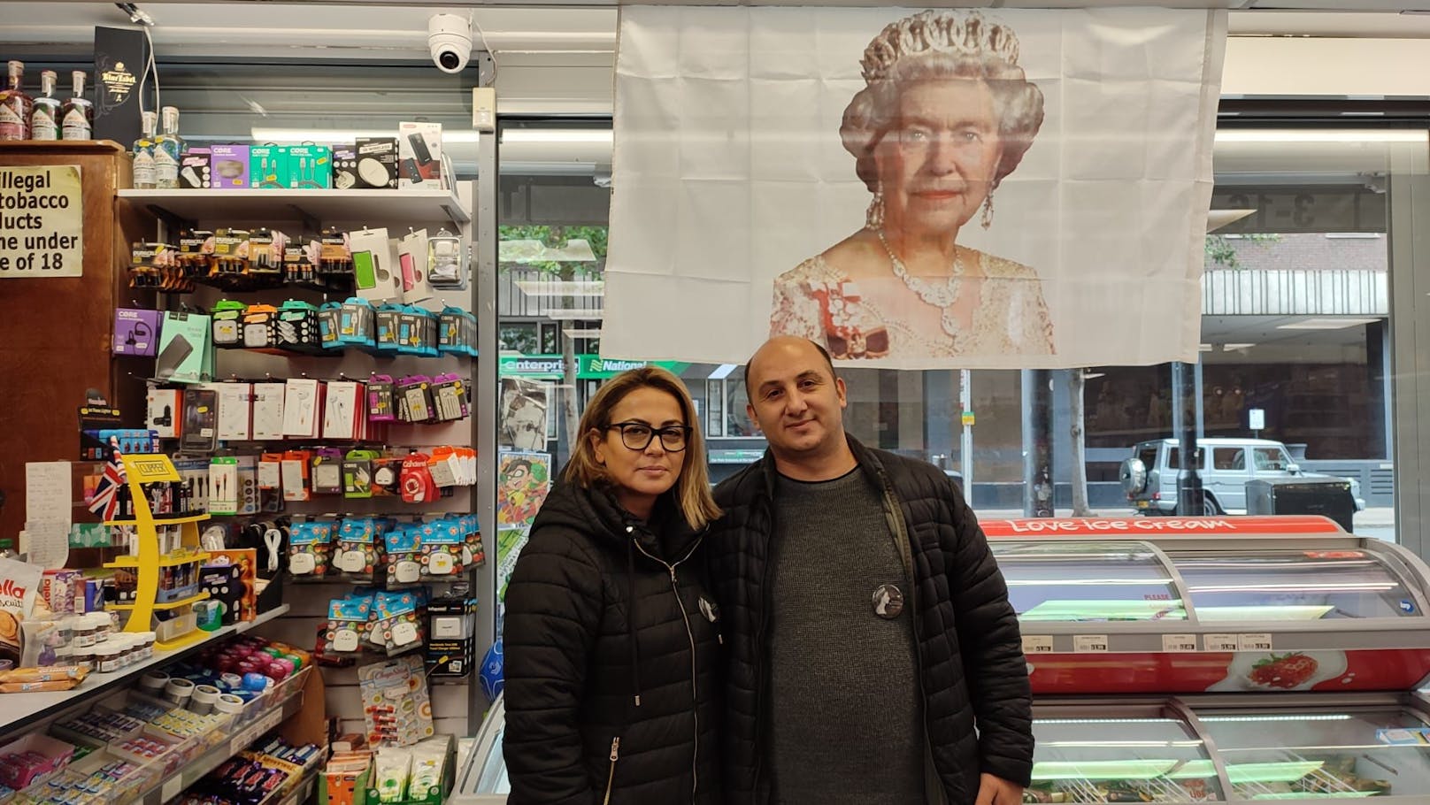 Vadi (45) und Murat (42) haben ihren Shop auch am heutigen Tag geöffnet. Sie verfolgen die Ereignisse via Radio.