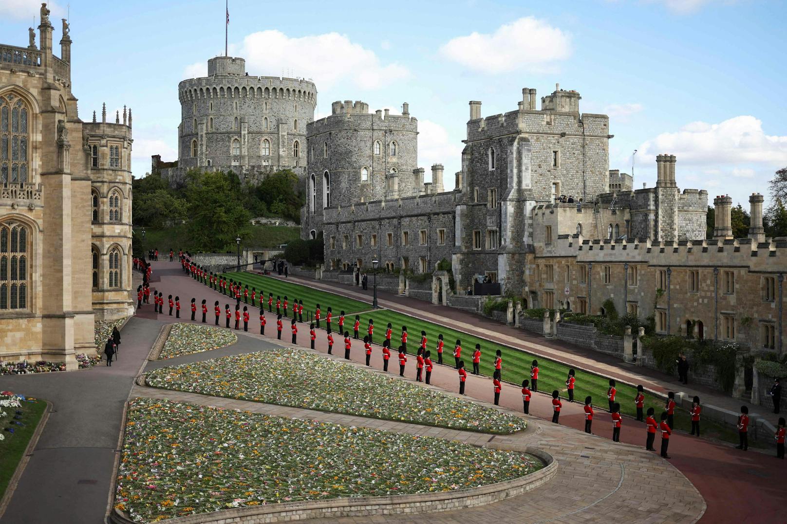 Die Guards reihen sich vor Schloss Windsor auf.