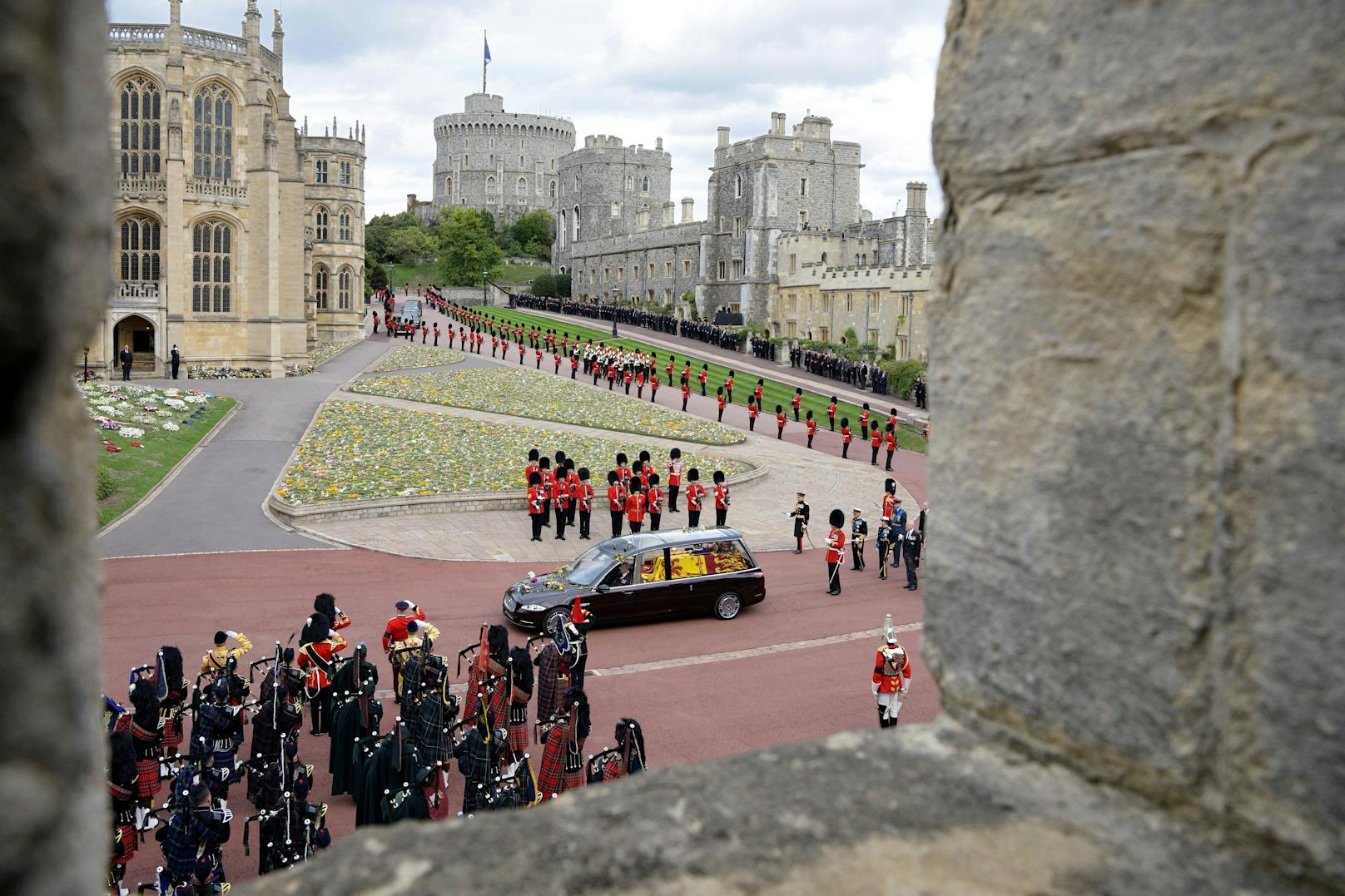 Der Leichenwagen mit dem Sarg der britischen Königin Elizabeth reist am Tag ihres Staatsbegräbnisses und ihrer Beerdigung auf Schloss Windsor.