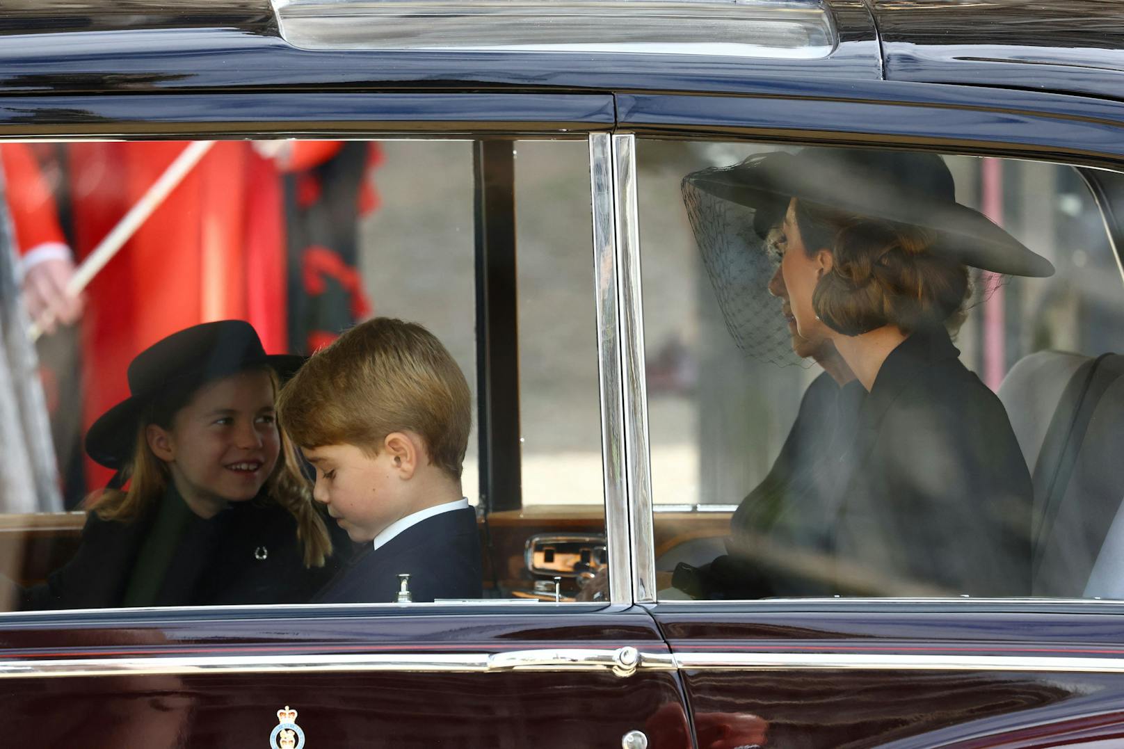 Prinz George, Prinzessin Charlotte, Queen Consort Camilla und Prinzessin Kate fahren mit dem Auto nach Windsor.