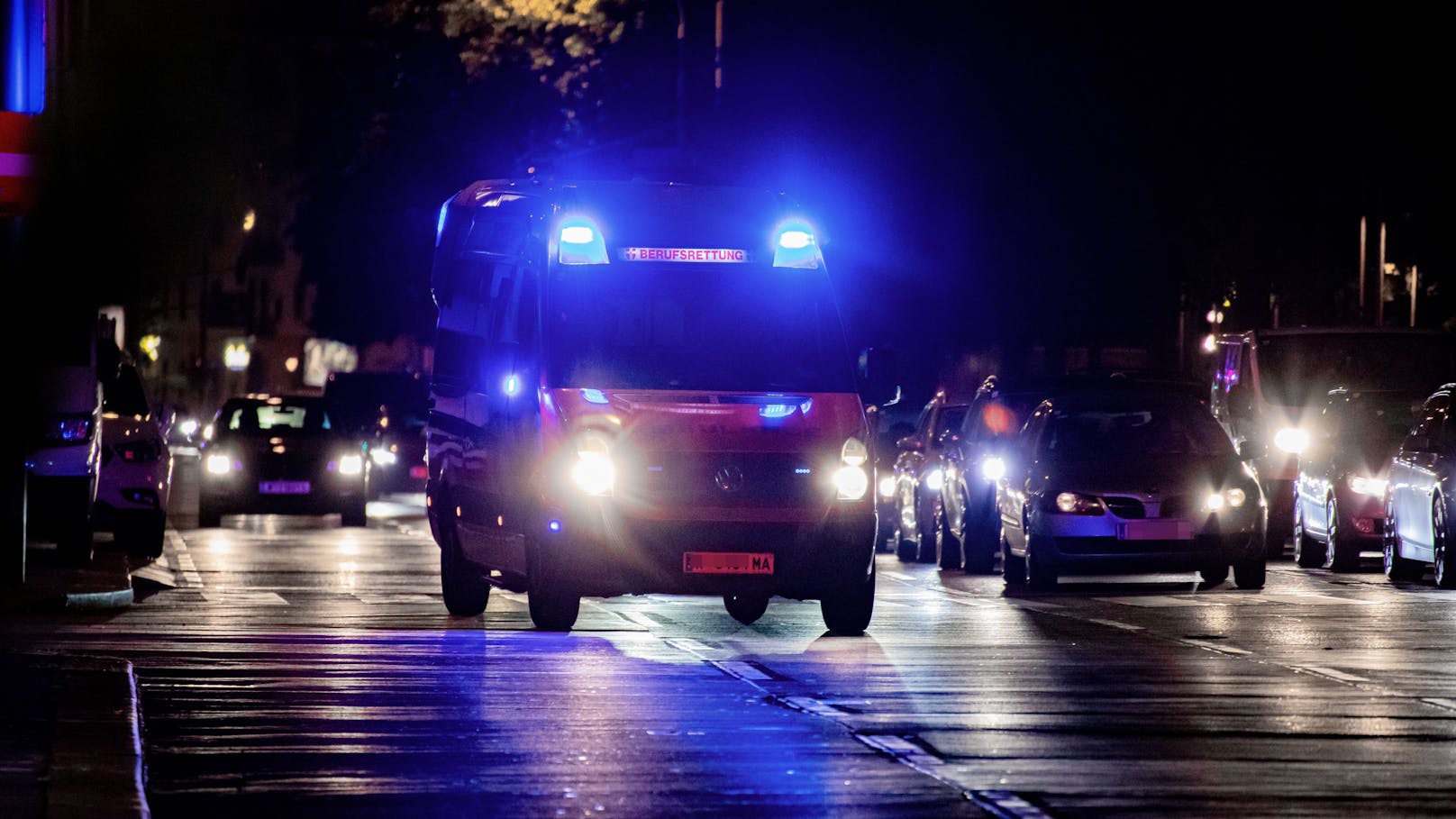 Die Berufsrettung Wien brachte die beiden Verletzten in Wiener Spitäler.