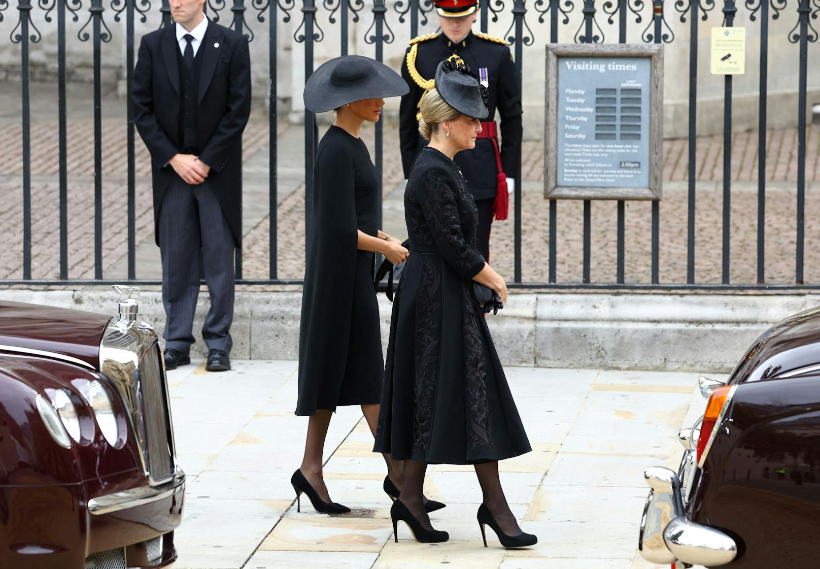 Herzogin Meghan und Herzogin Sophie, die Ehefrau von Prinz Edward, treffen gemeinsam ein.