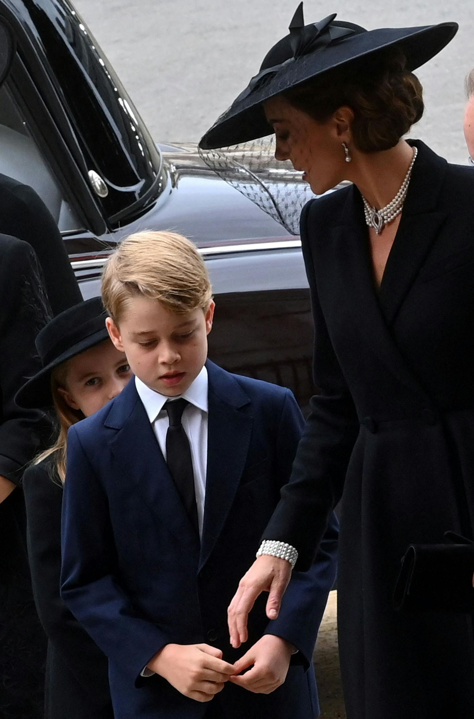 Prinzessin Kate selbst trug die Kette mit tropfenförmiger Diamantspange in der Mitte erstmals zum 70. Jahrestag von Prinz Philip und Queen Elisabeth II. im Jahr 2017. Damit eine ganz besonders Hommage an die Königin und ihr Leben.