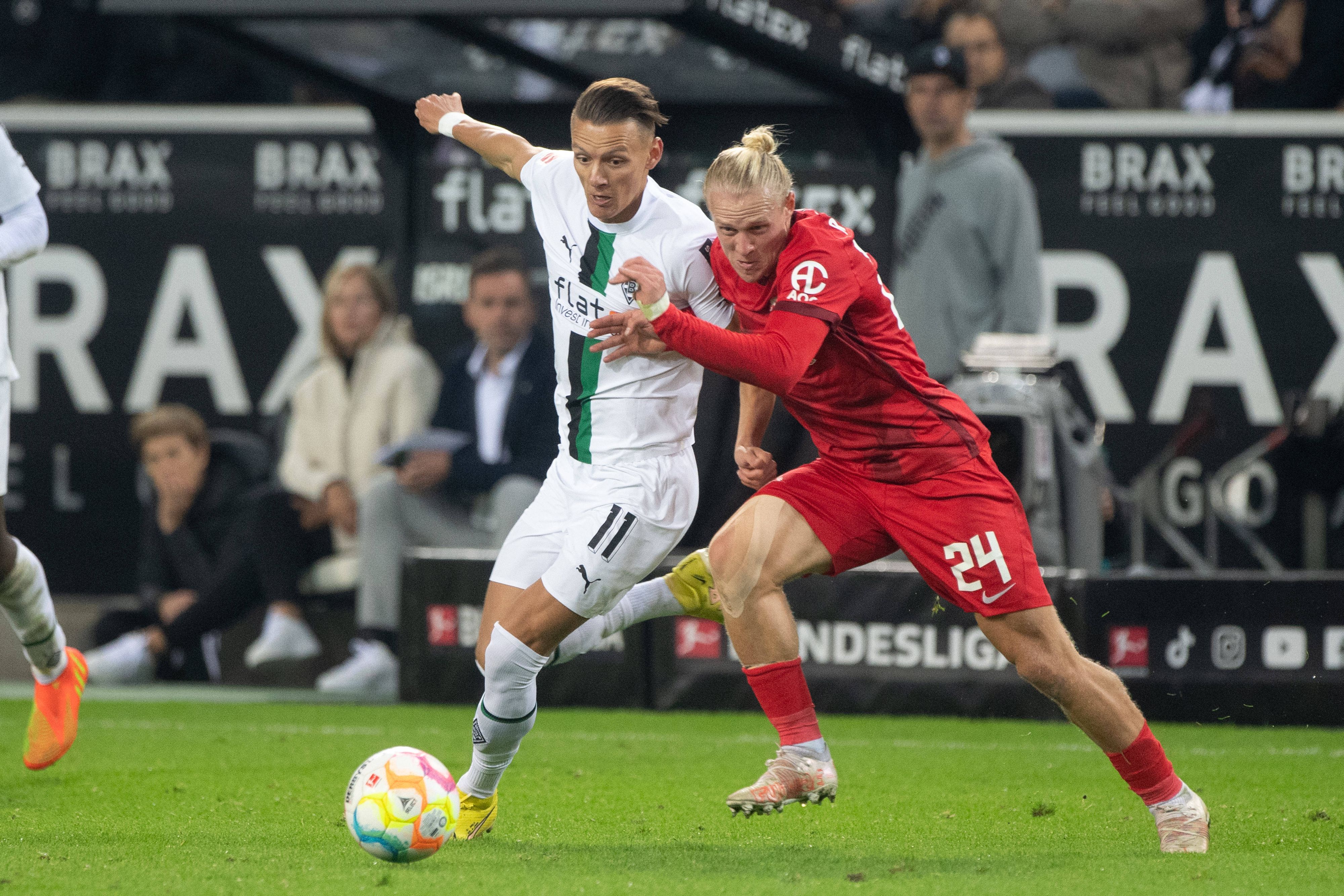 Folgenschwerer Zweikampf: Hannes Wolf (l.) springt nach diesem Duell mit Xaver Schlager die Schulter aus dem Gelenk.