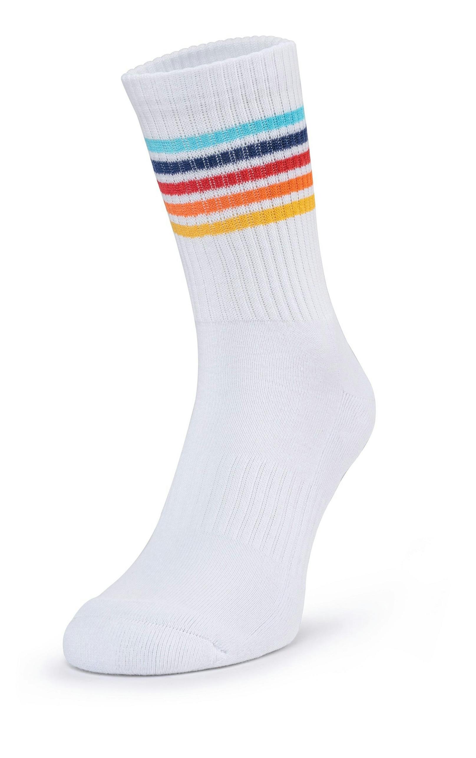 Socken: verschiedene Muster, in den Größen 35 bis 46, um 1,19 Euro per Paar.