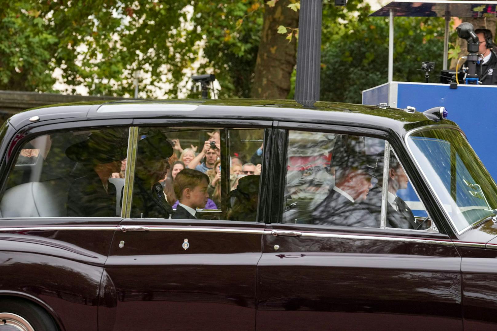 Prinz George und seine Schwester Prinzessin Charlotte nehmen an der Beerdigung teil.
