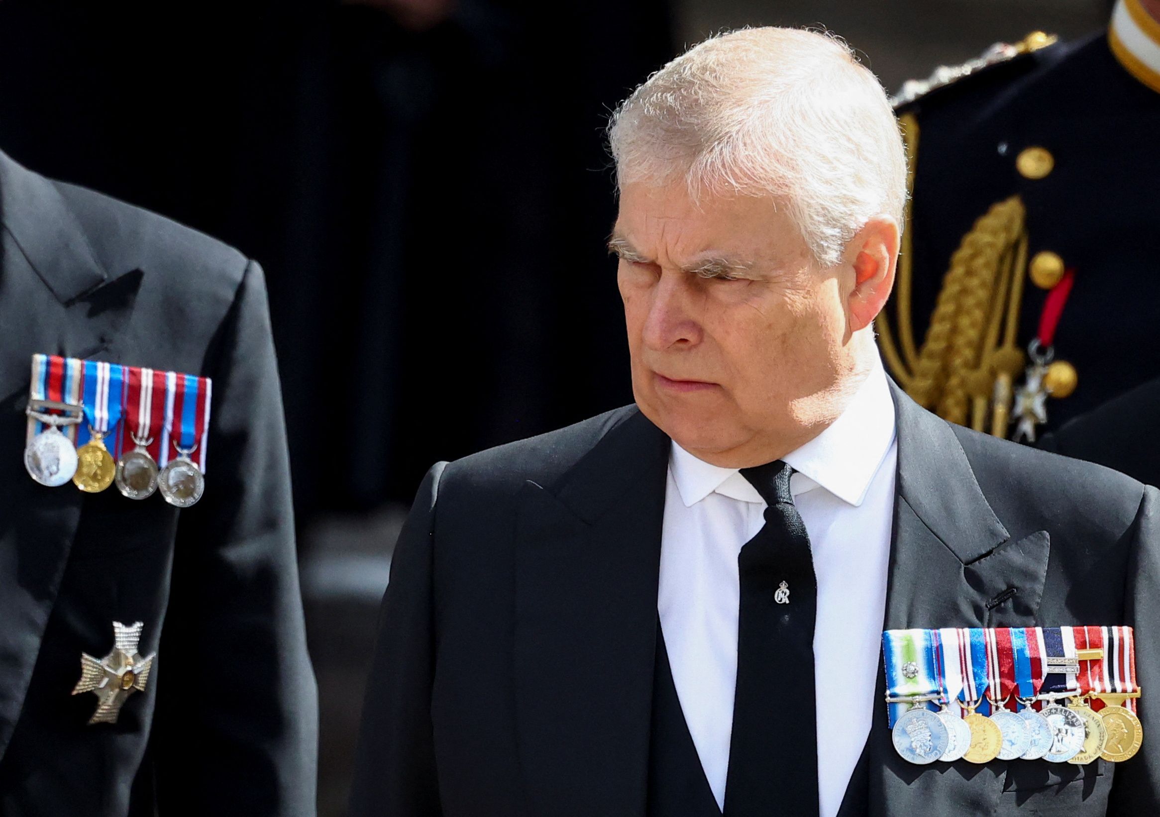 Prinz Andrew darf keine Uniform tragen.