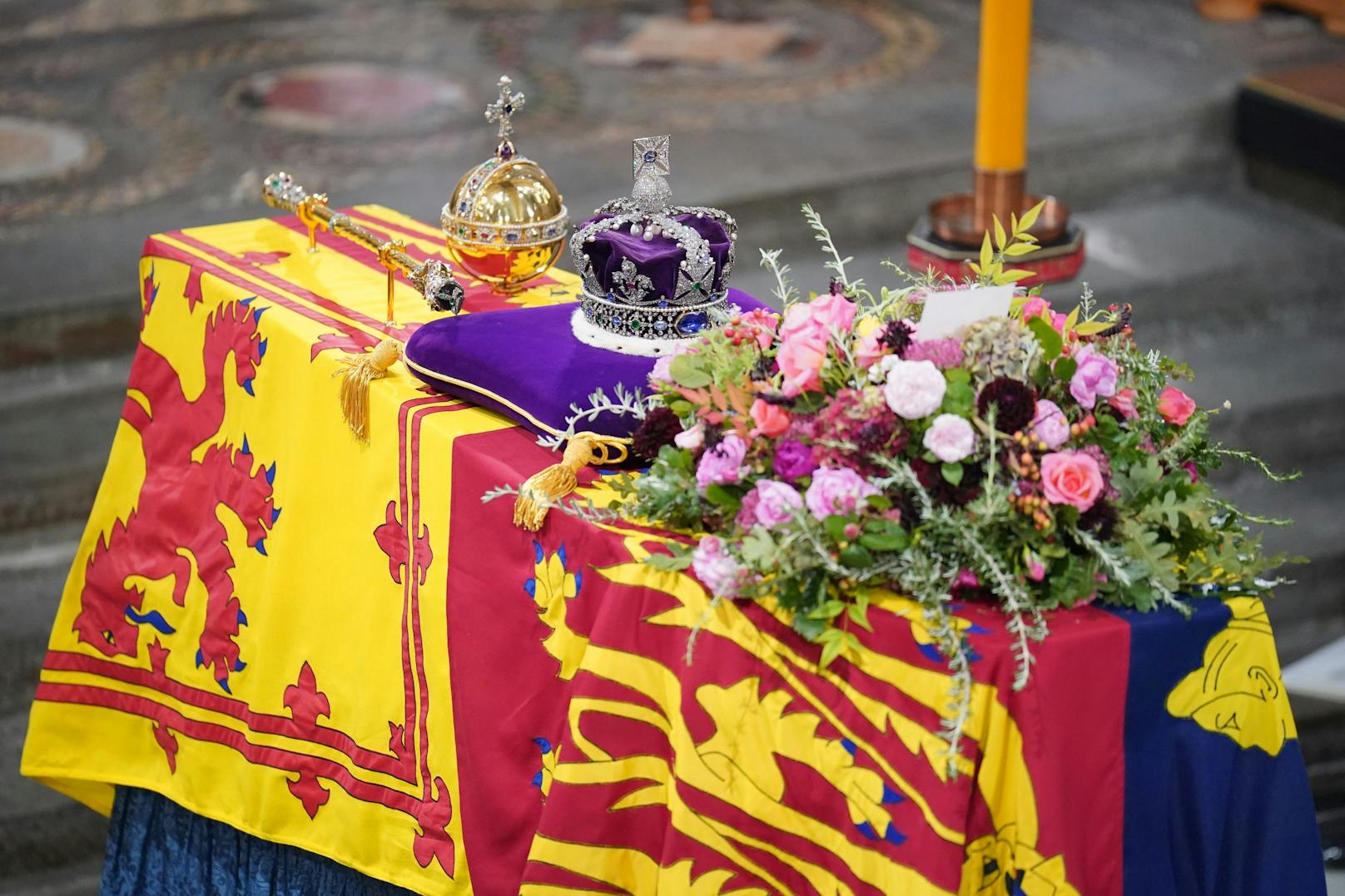 Bis zur Beisetzung von Queen Elizabeth II. ruhen noch die&nbsp;Imperial State Crown,&nbsp;das Zepter mit dem Kreuz und der Reichsapfel auf dem Sarg von Queen Elizabeth II.