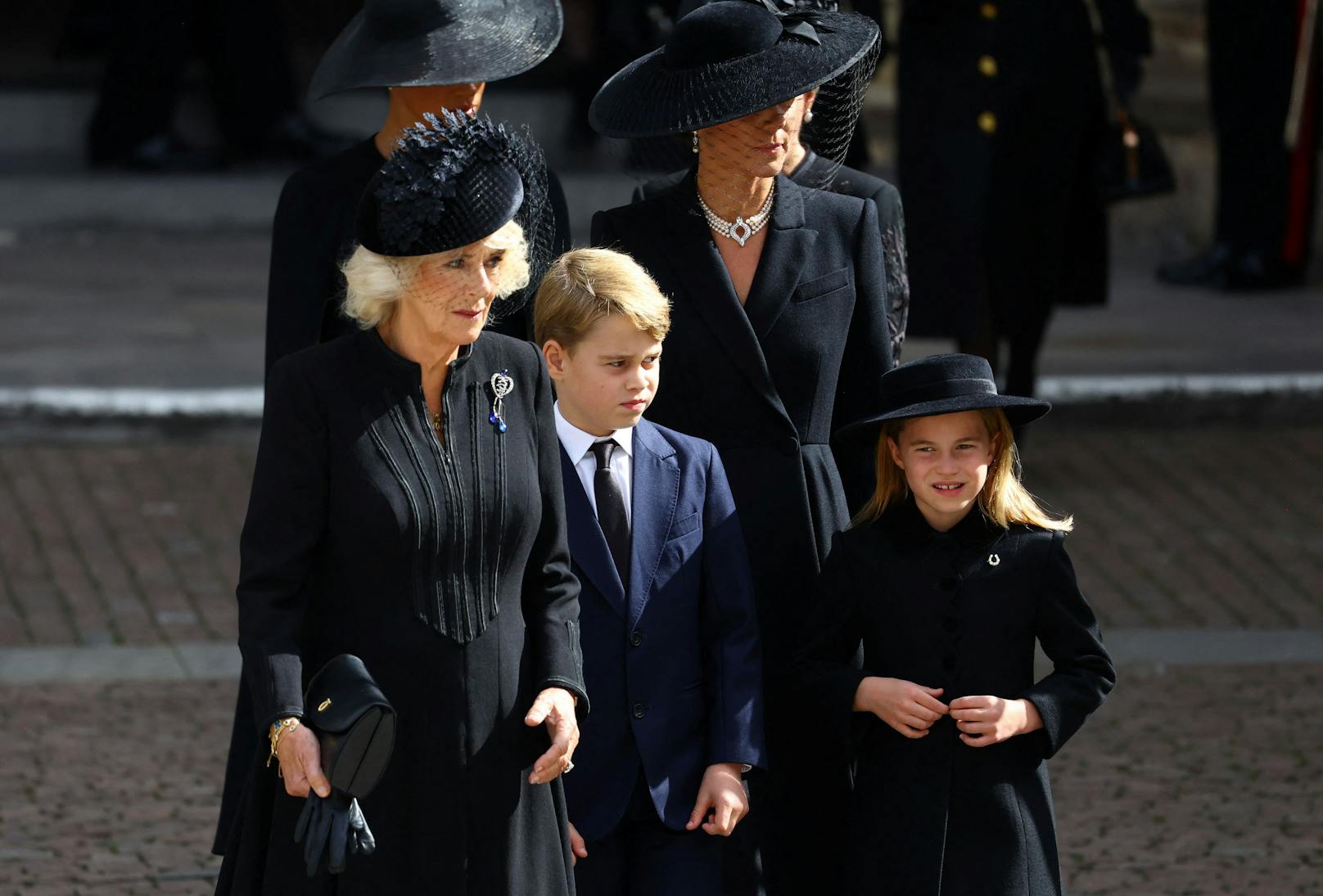 Camilla mit George, Charlotte und Kate beim Verlassen der Westminster Abbey.