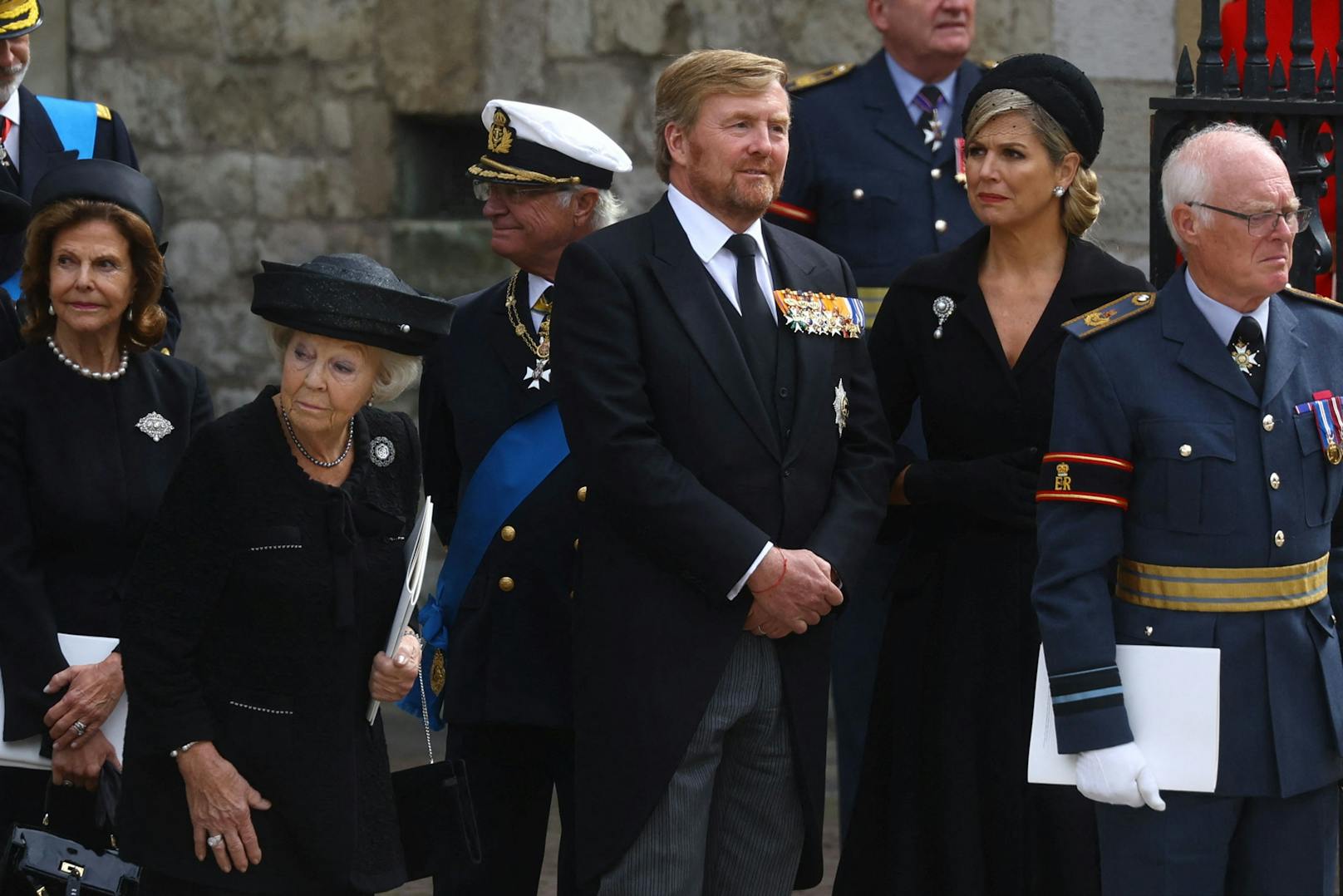 Der niederländische König Willem-Alexander und Königin Maxima sowie Prinzessin Beatrix warten vor der Westminster Abbey.