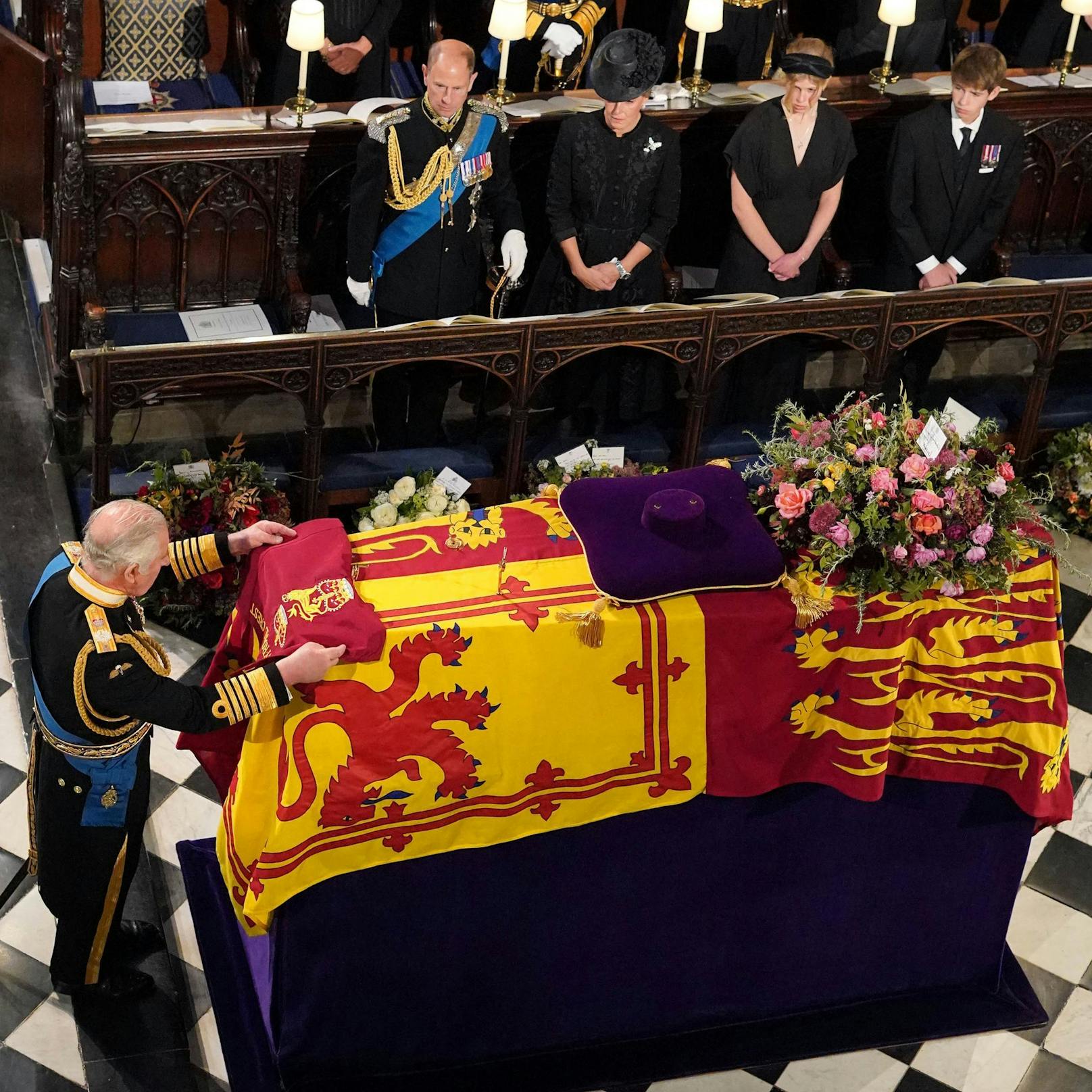 <strong>König Charles</strong> hat die "Queen’s Company Camp Colour", die Flagge des Queen-Regiments, auf den Sarg seiner Mutter gelegt. Die verstorbene Monarchin wird damit beerdigt werden.