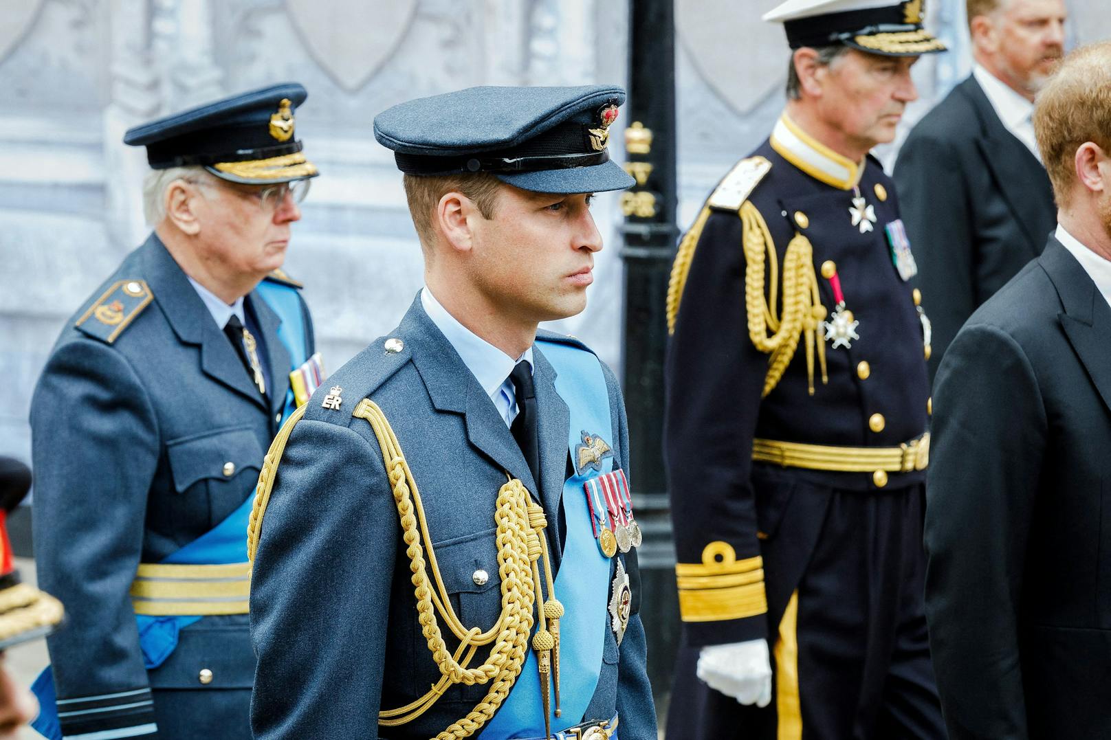 Prinz William erscheint in seiner Uniform.