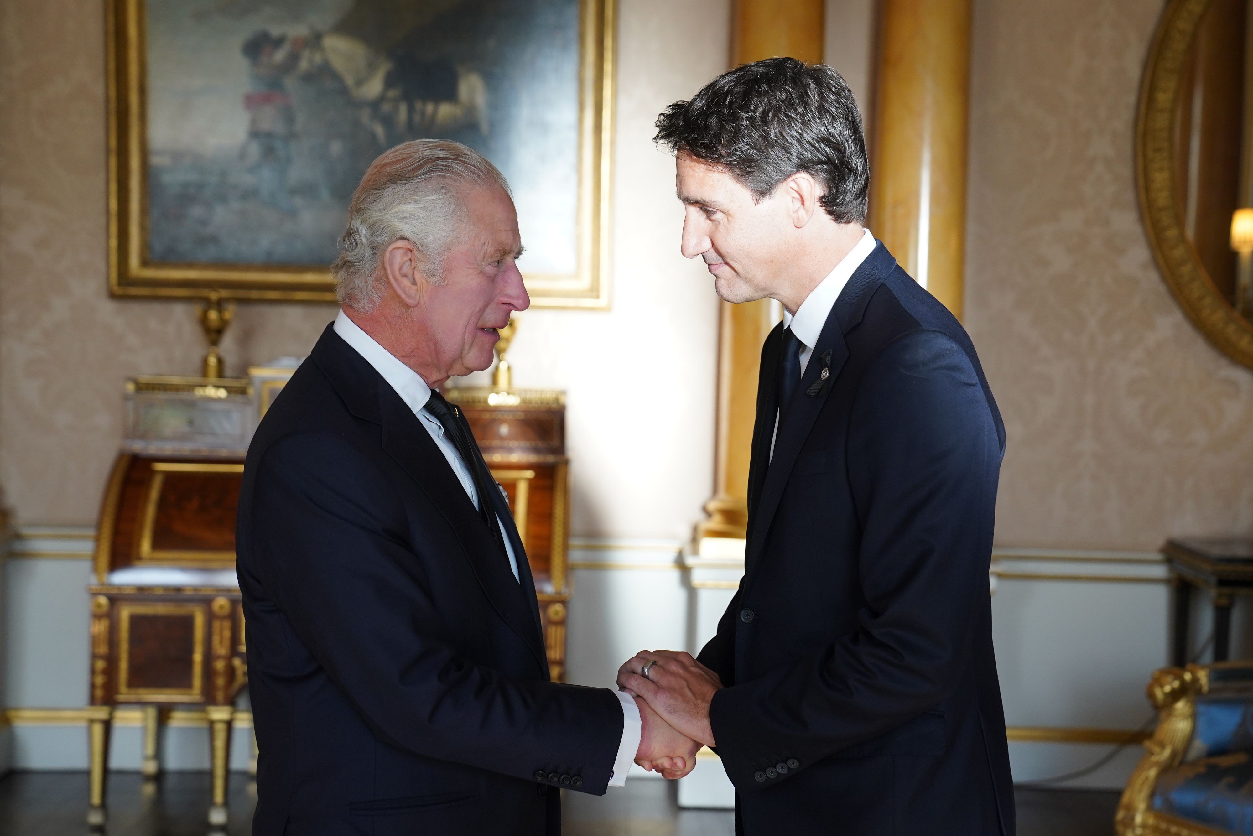 <strong>King Charles III.</strong> empfing am Samstag Kanadas <strong>Justin Trudeau</strong> im Buckingham Palace in London. Abends gab's ein Ständchen.