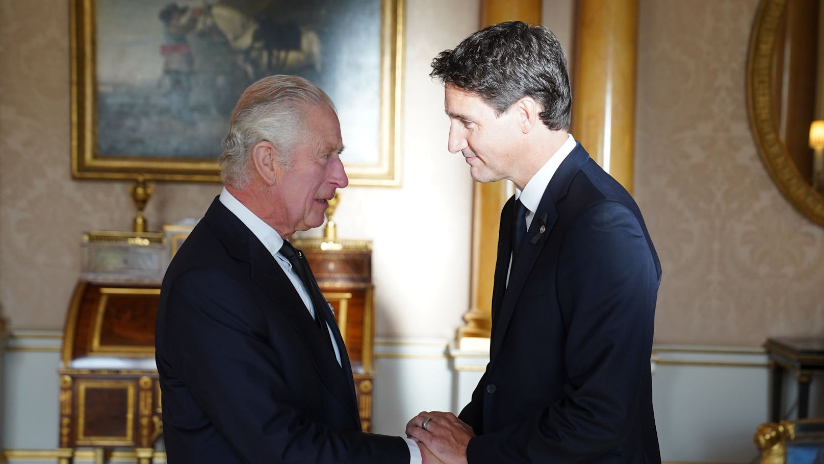 <strong>King Charles III.</strong> empfing am Samstag Kanadas <strong>Justin Trudeau</strong> im Buckingham Palace in London. Abends gab's ein Ständchen.
