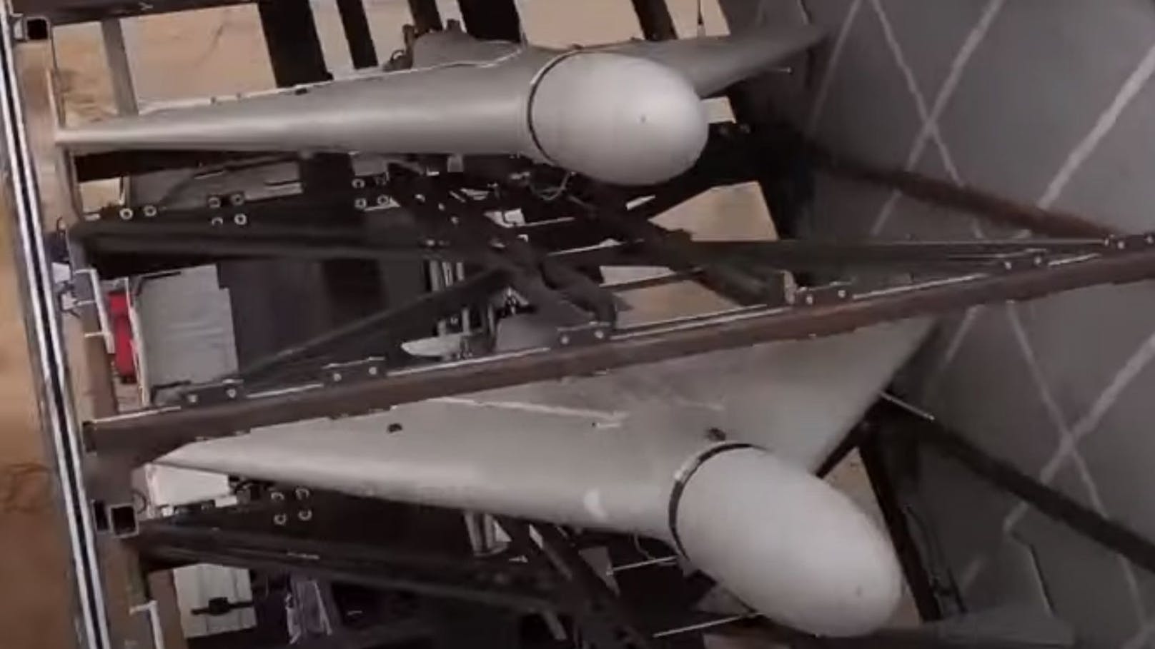 Die Shahed-136 Drohnen können von der Ladefläche eines herkömmlichen Militär-Trucks abgefeuert werden. Bis zu fünf Stück passen in ein "Magazin".
