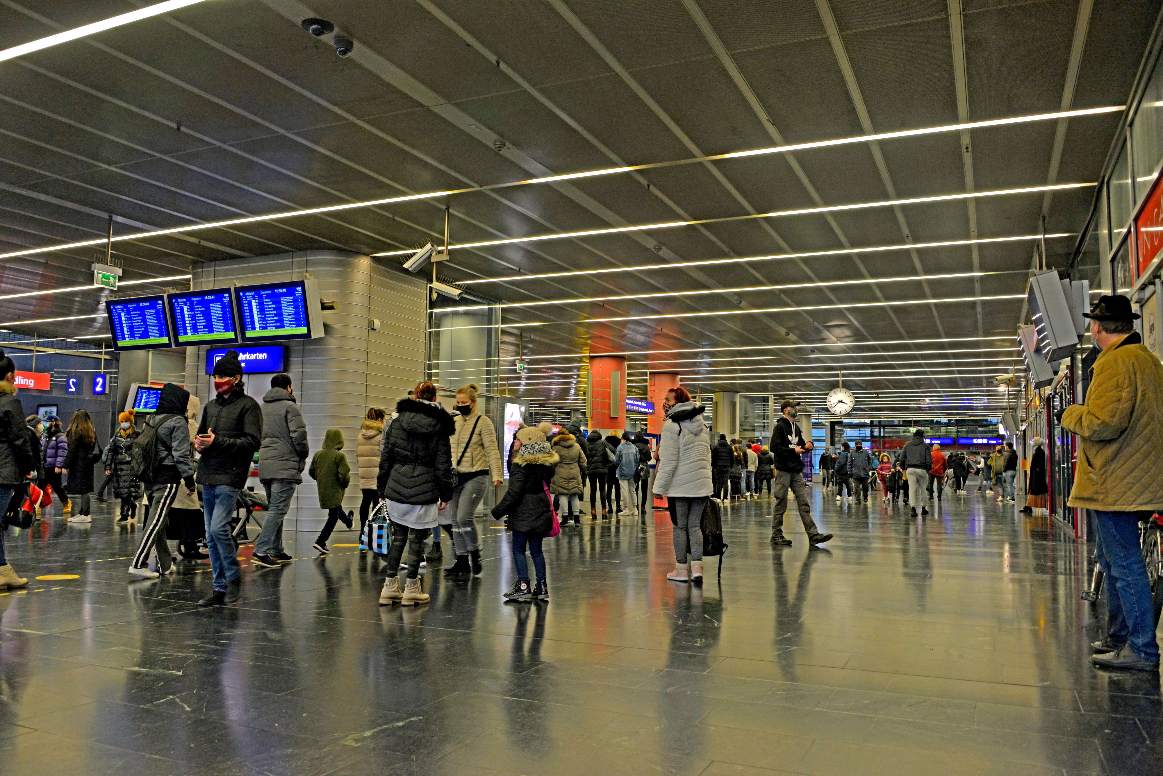 Die Raumtemperatur an Bahnhöfen wird reduziert.