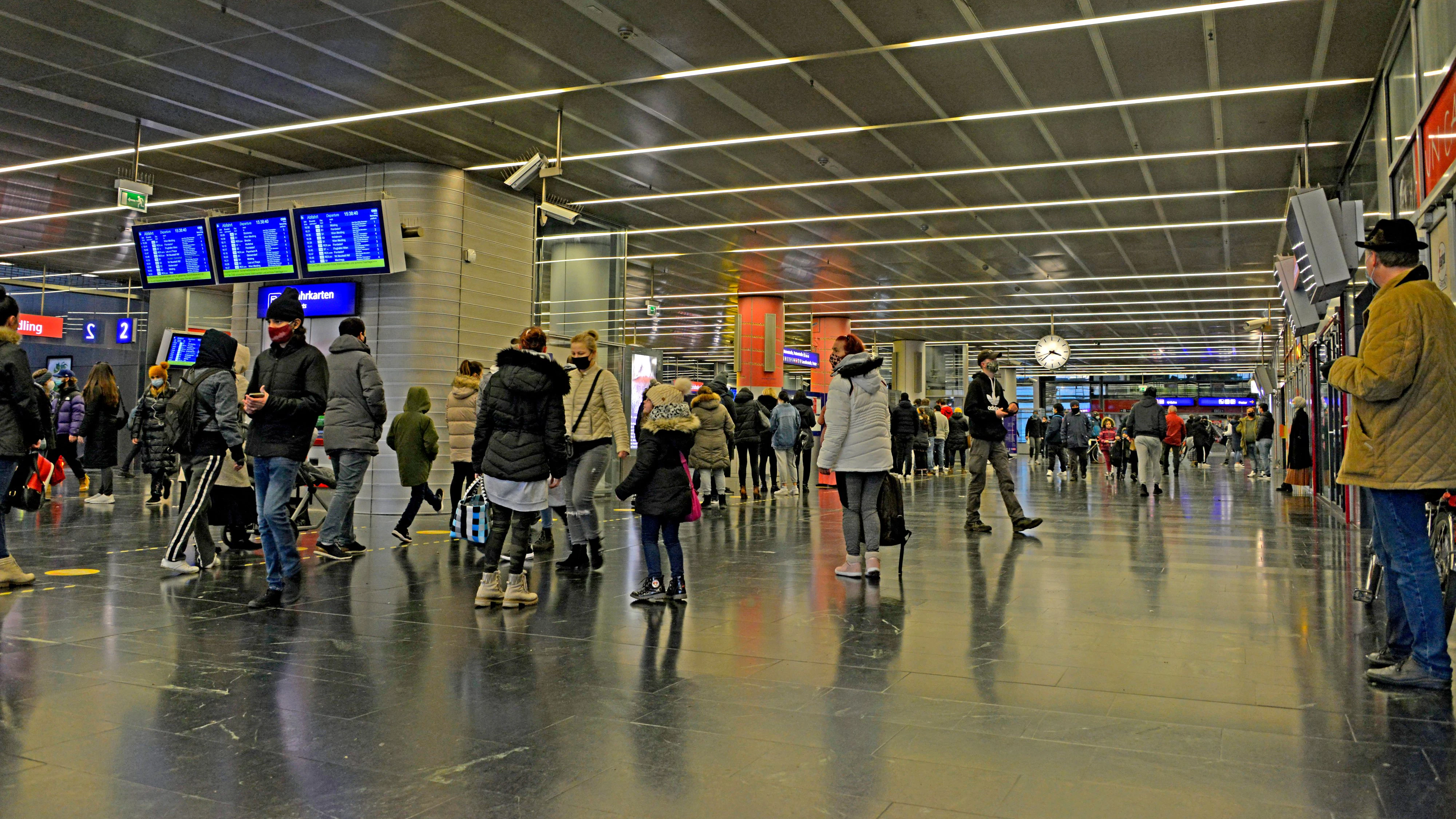 Die Raumtemperatur an Bahnhöfen wird reduziert.
