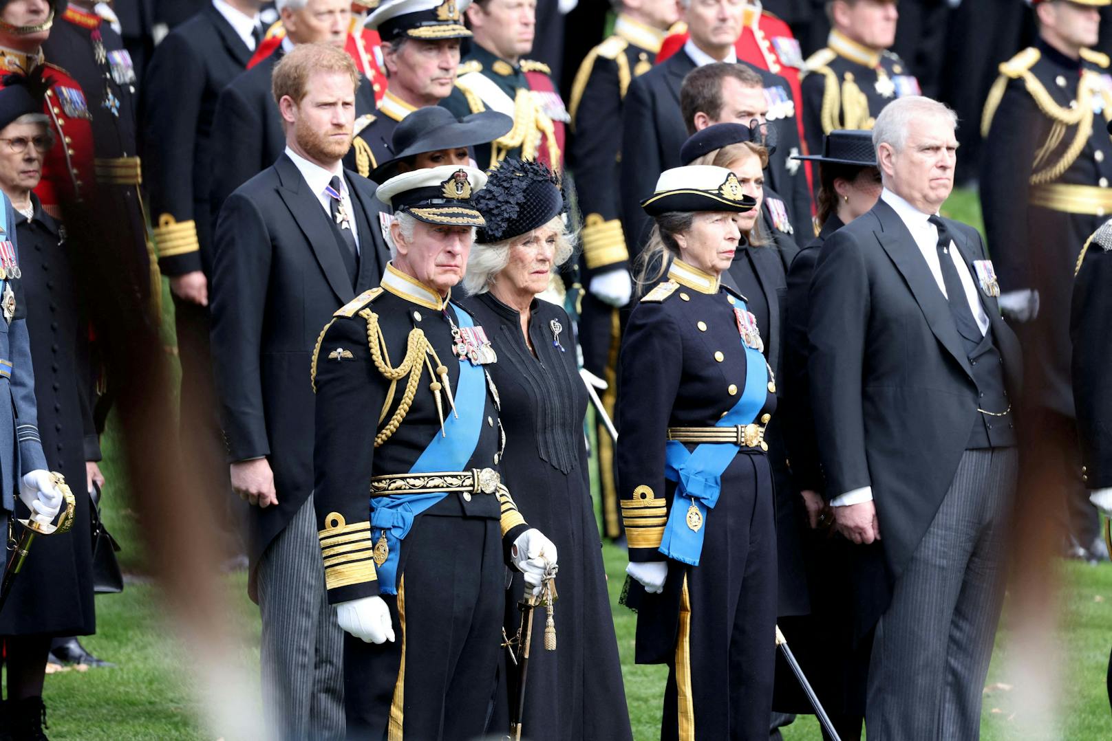 Die Kinder und Enkelkinder der Queen tragen eine Uniform, nur nicht Andrew und Harry.