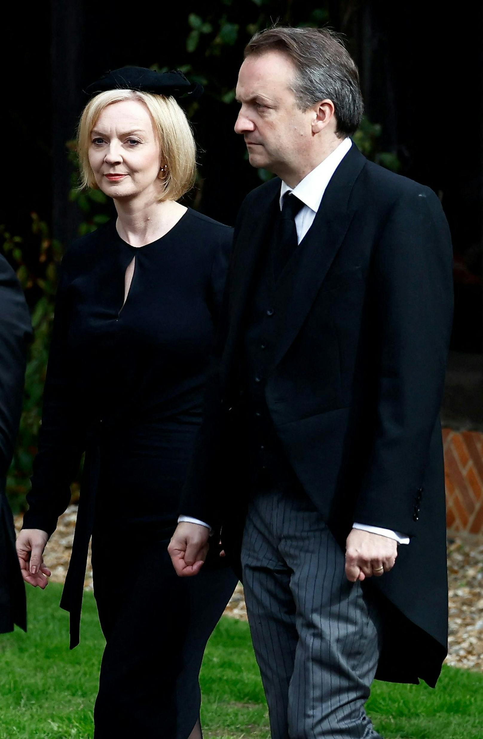 Die Premierministerin des Vereinigten Königreichs, Liz Truss und Hugh O'Leary, kommen am 19. September 2022 in der St. George's Chapel in Windsor, England.