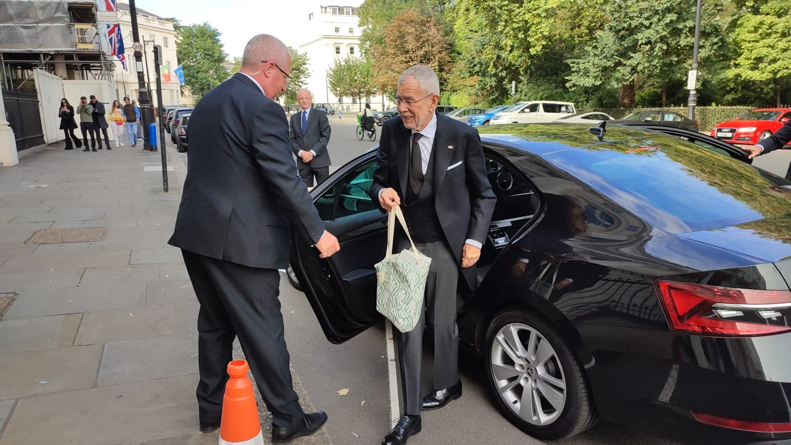 Per Skoda ging es für den Bundespräsidenten zur österreichischen Botschaft in London.