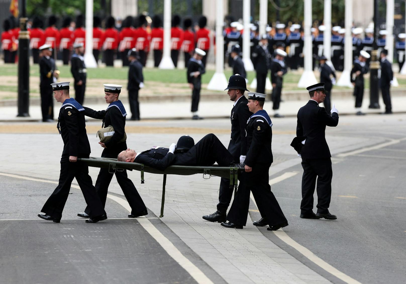 Ein Polizist bricht bei der Beerdigung der Königin in der Westminster Abbey in London am 19. September zusammen.