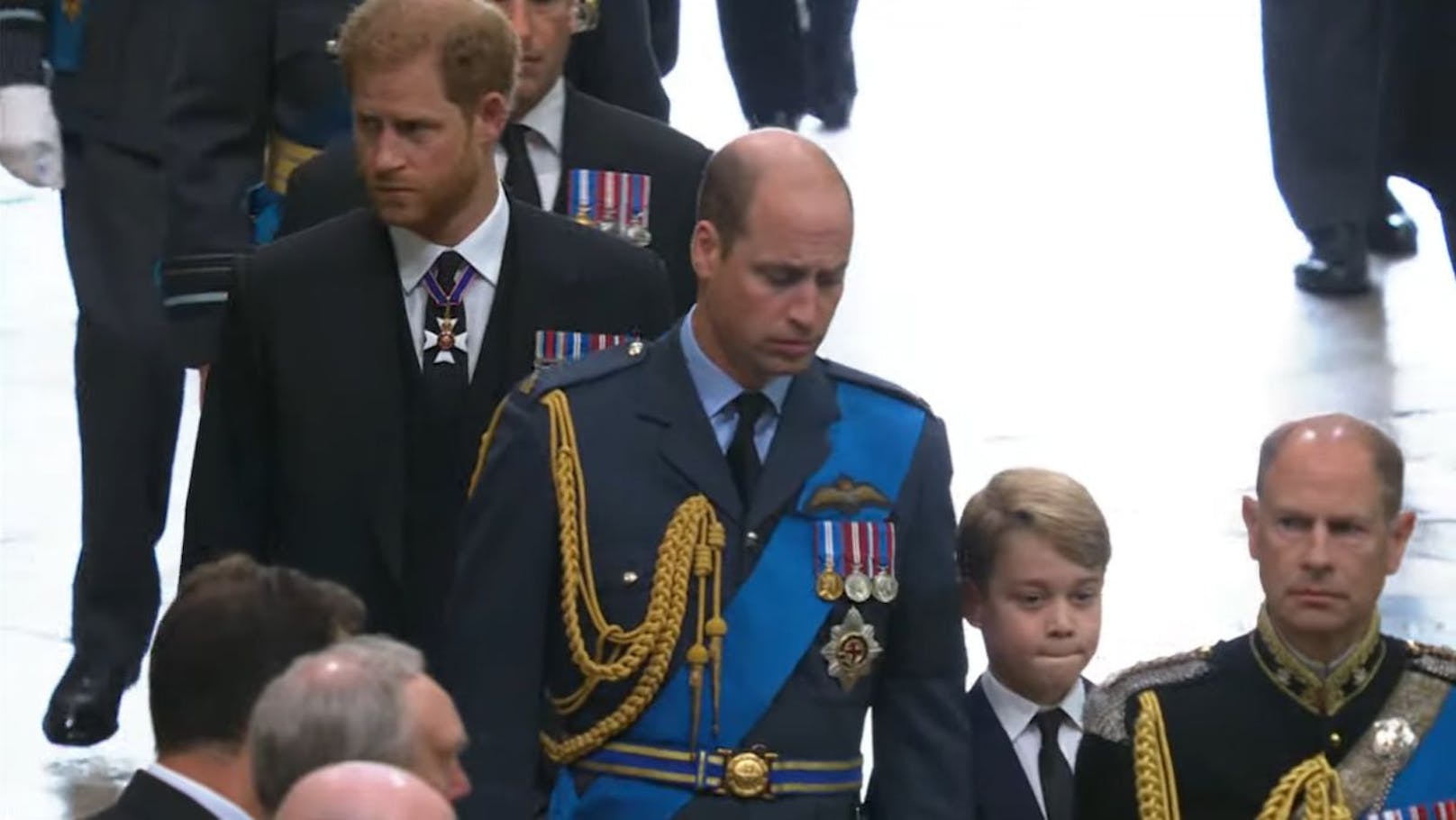 Prinz William hält seinen Blick gesenkt.