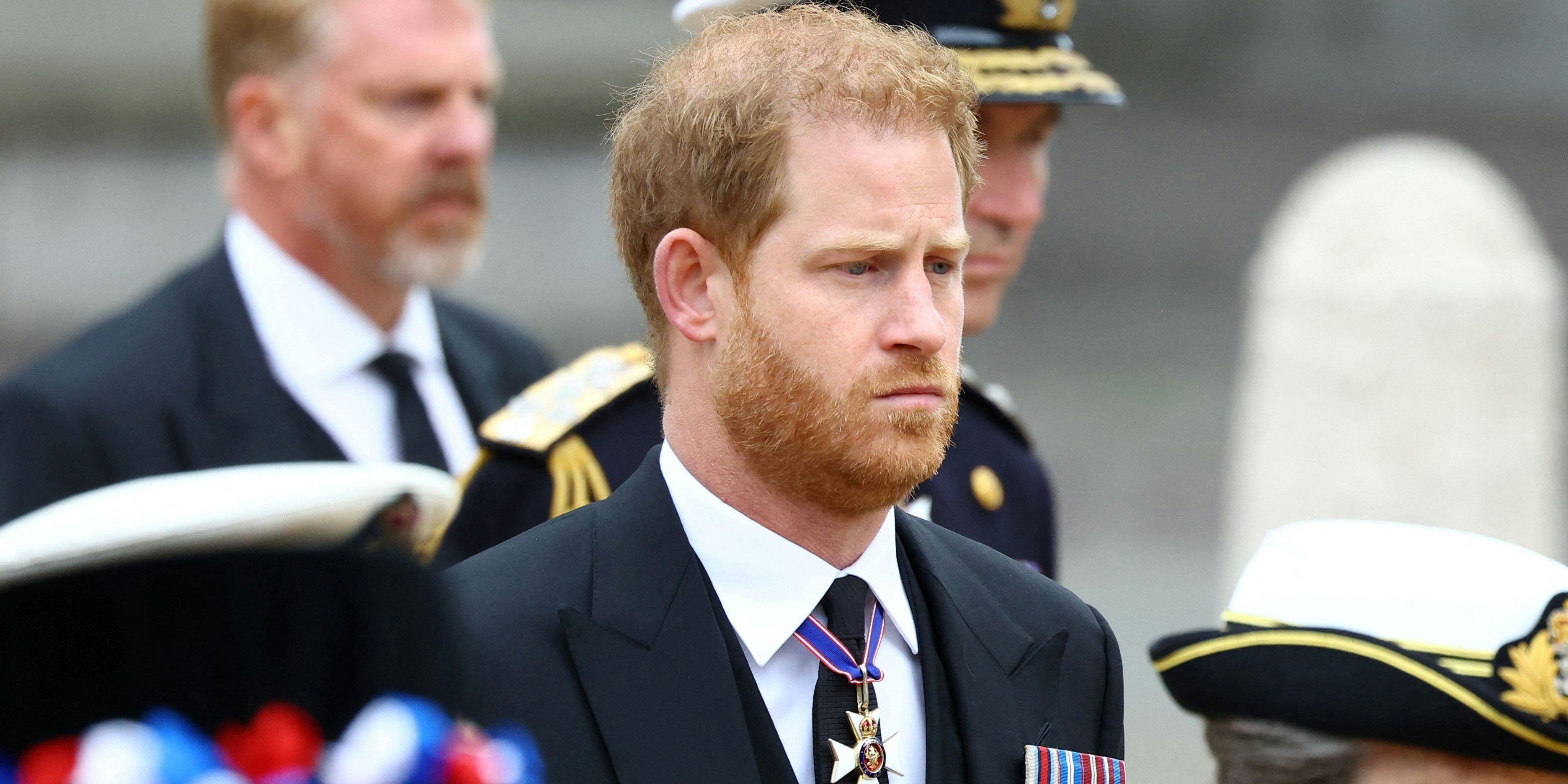 Auch Prinz Harry ist in Gedanken versunken.