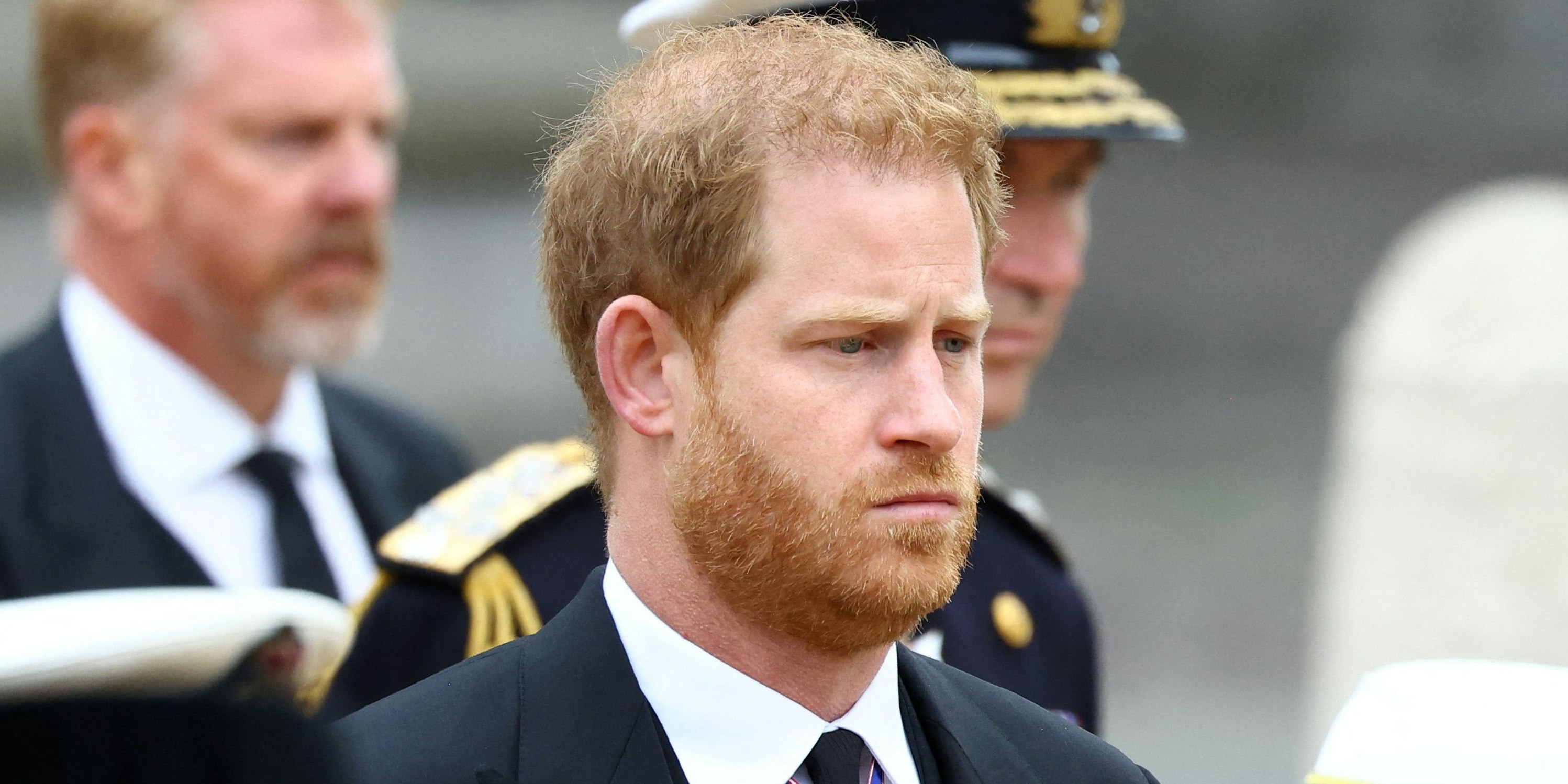 Auch Prinz Harry ist in Gedanken versunken.