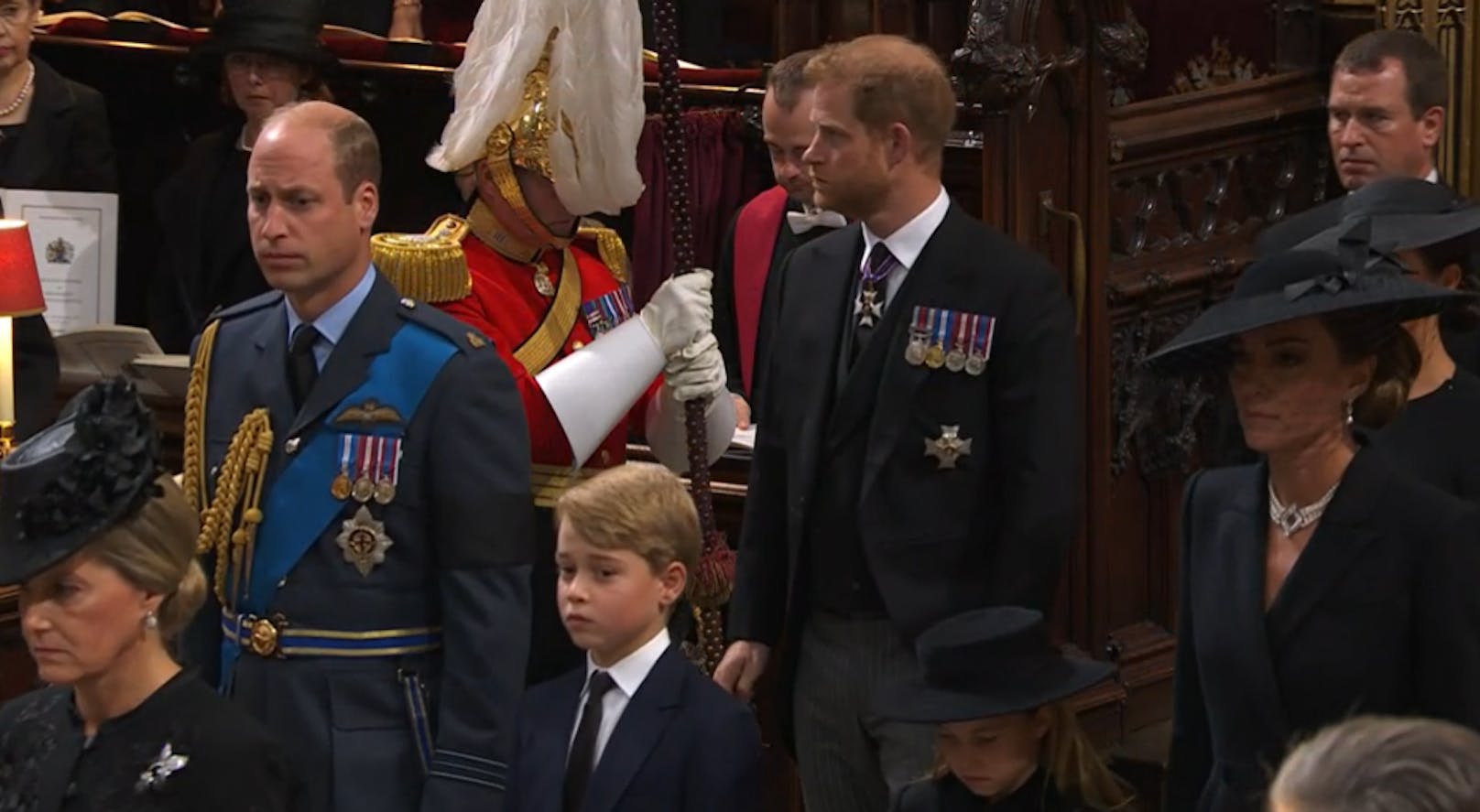 Prinz Harry geht nach dem Thronfolger. Er darf als kein aktives Mitglied der Königsfamilie keine Uniform tragen.