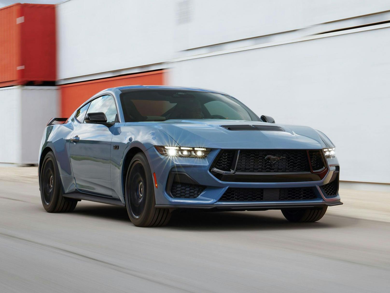 Der neue Ford Mustang wirkt durch die neuen LED-Scheinwerfer noch bulliger.