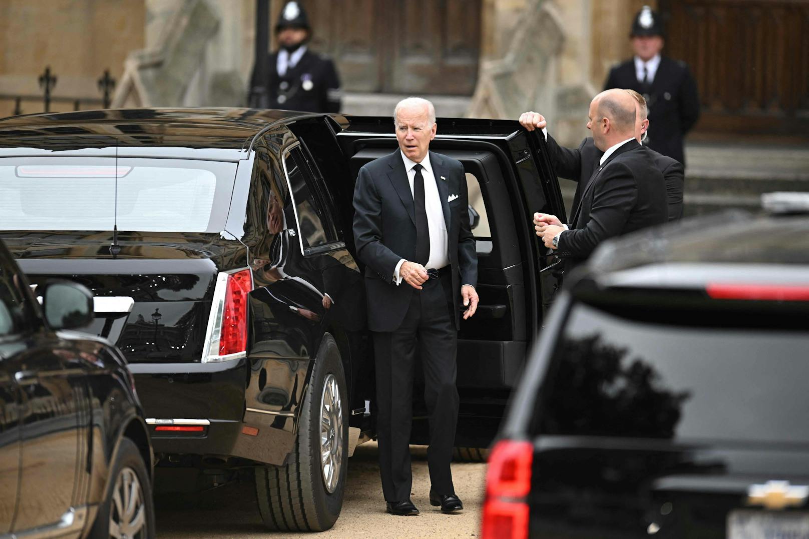Joe Biden kommt vor den Türen der Westminster Abbey an. Der amerikanische Präsident steigt aus seiner "Bestie".