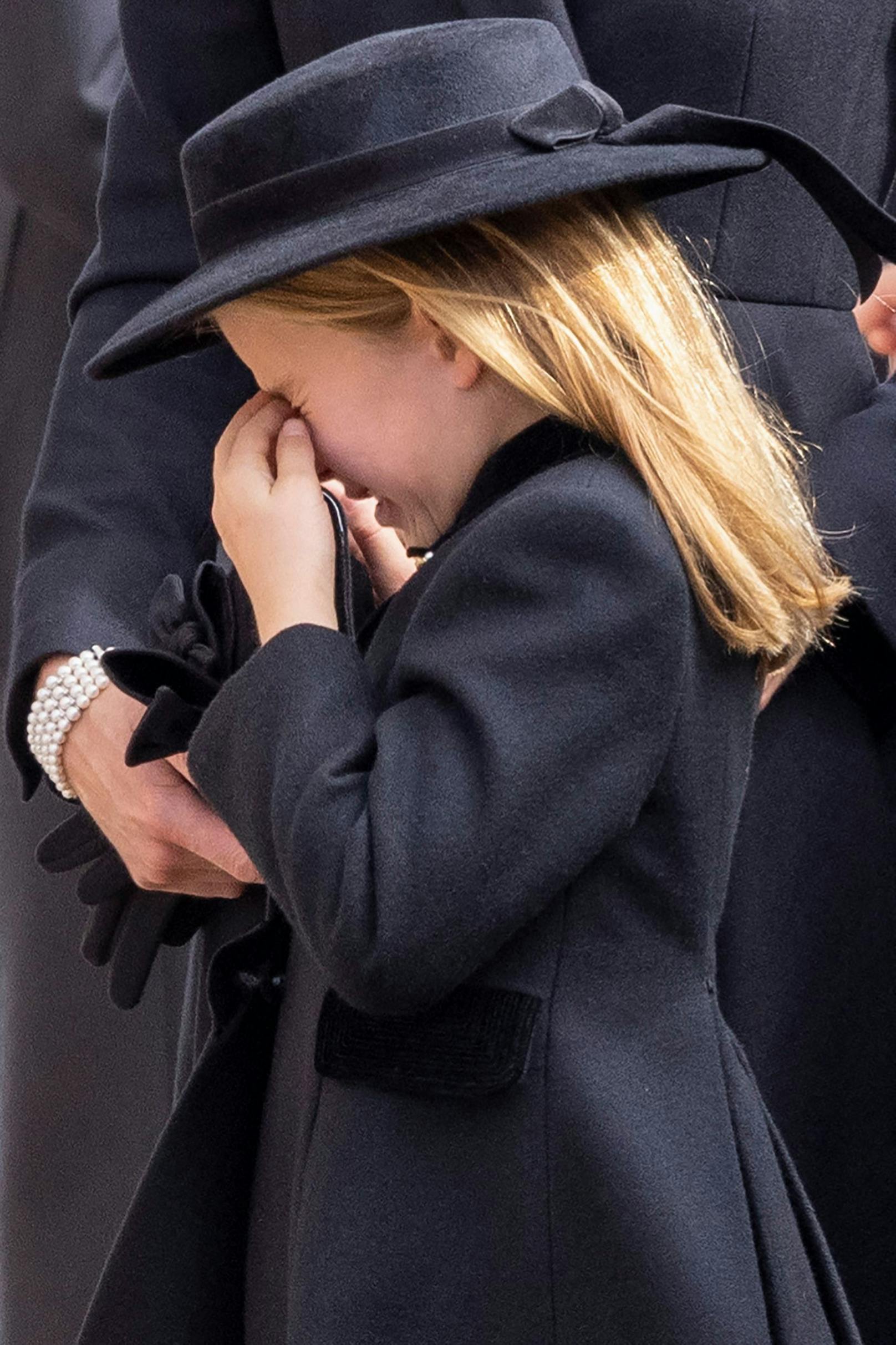 Prinzessin Charlotte weint beim Begräbnis ihrer Urgroßmutter.