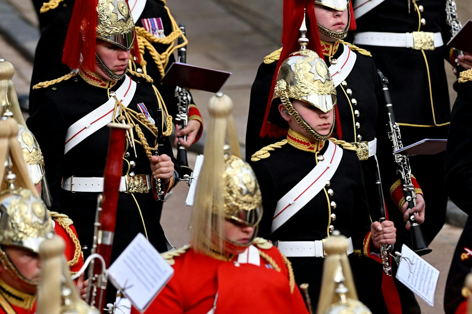 Die Band der abgesessenen Abteilung der Haushaltskavallerie auf Schloss Windsor für den Committal Service für Königin Elizabeth II. am 19. September 2022 in Windsor.