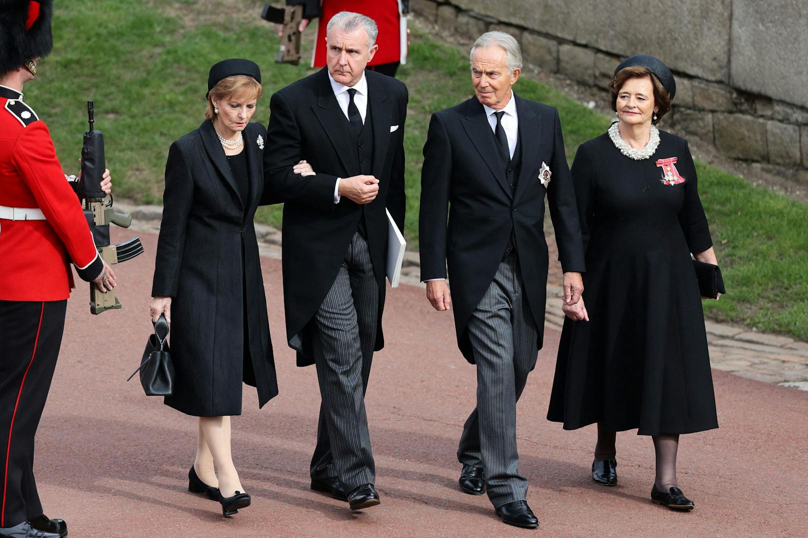 Rumäniens Prinz Radu und Prinzessin Margareta gehen mit dem ehemaligen britischen Premierminister Tony Blair und seiner Frau Cherie spazieren, als sie am 19. September 2022 in der St. George's Chapel in Windsor ankommen, vor dem Committal Service für die britische Königin Elizabeth II.
