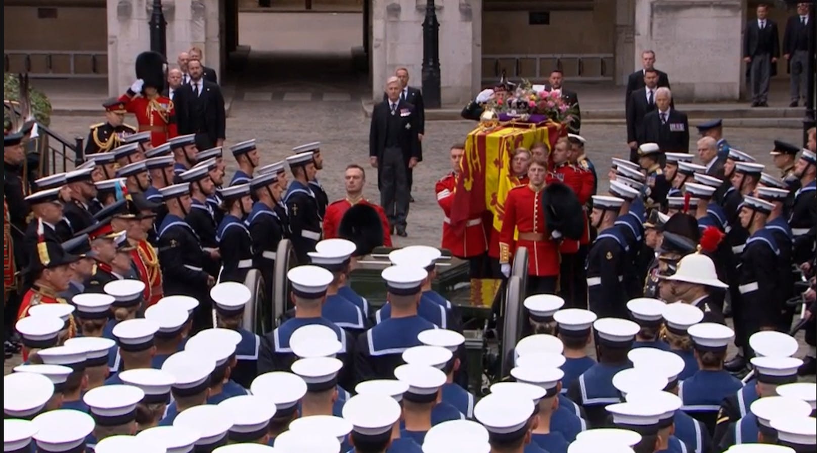 Der Sarg der Queen wird zur Westminster Abbey gebracht.
