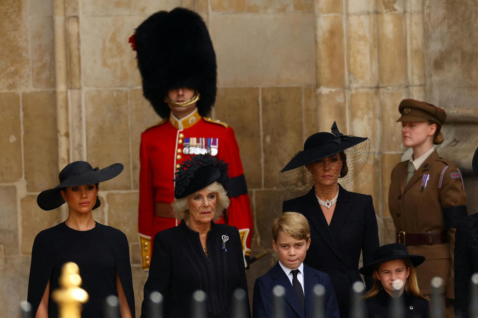 Meghan, Camilla, Kate und die Kinder George und Charlotte bei Trauerfeier.